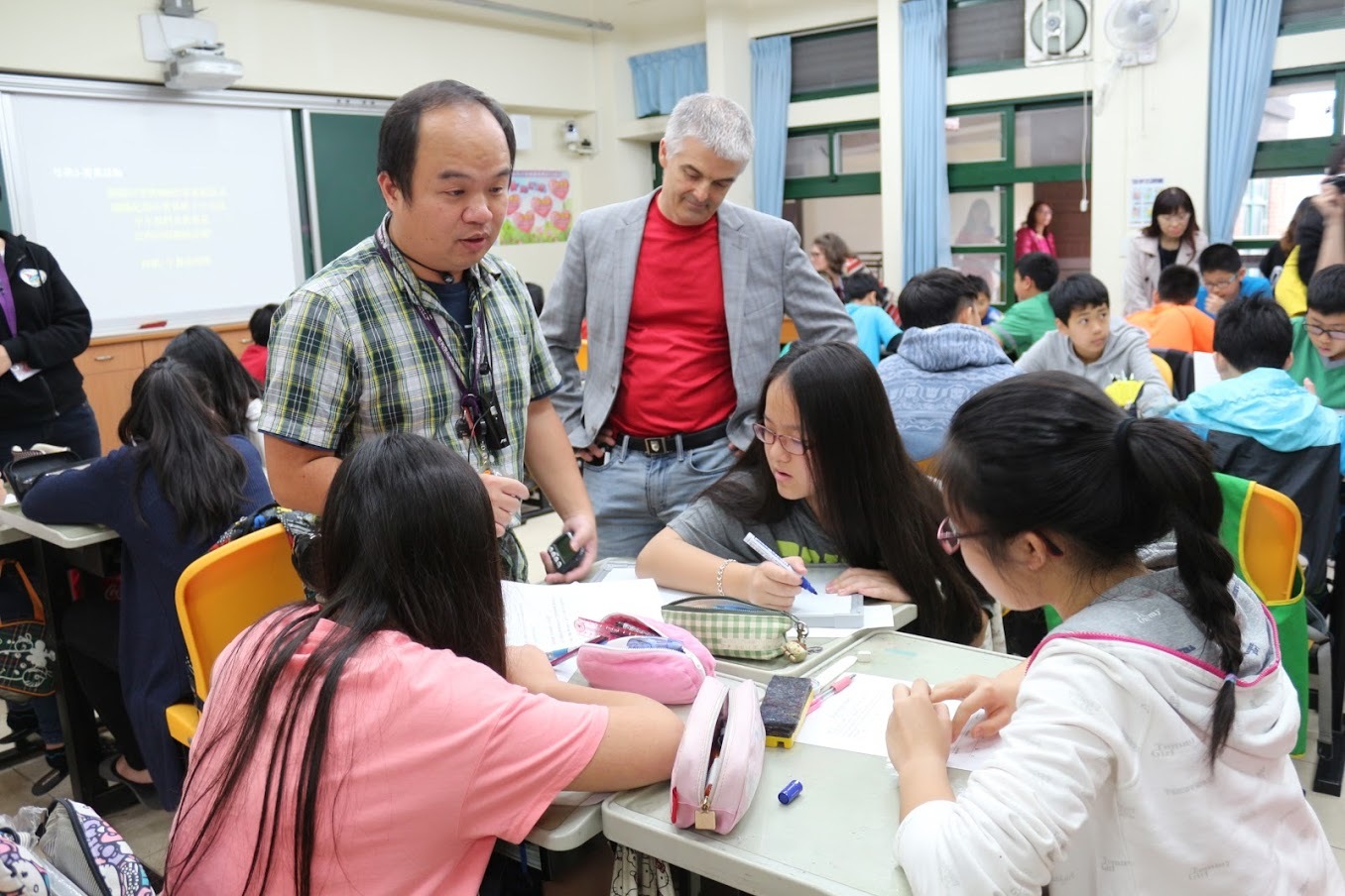 在近年發展資訊融入教學的過程，有許多學校的校長或老師會來觀課，甚至還有國際學者前來取經。