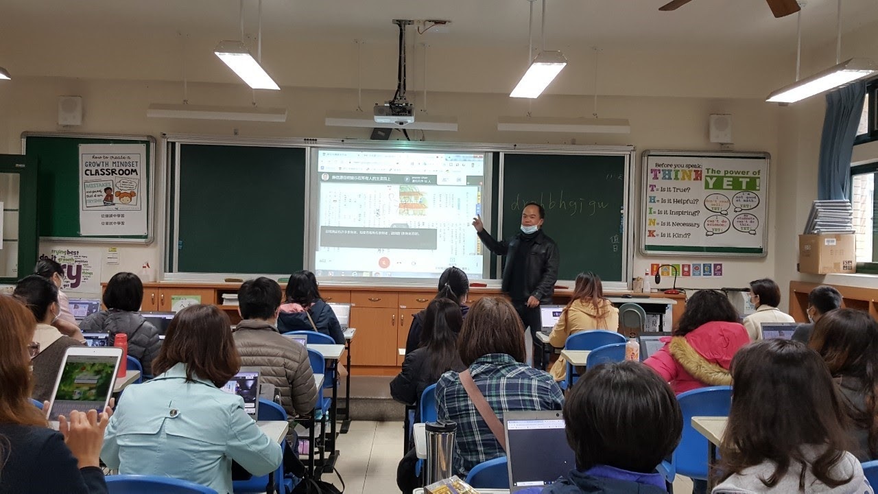 龍埔國小全校教師現場進行線上教學模擬。