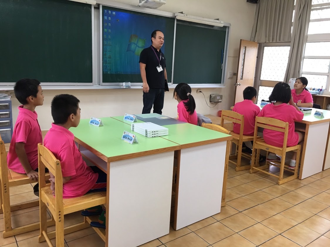 龍埔國小教師施信源到偏鄉小校示範教學。