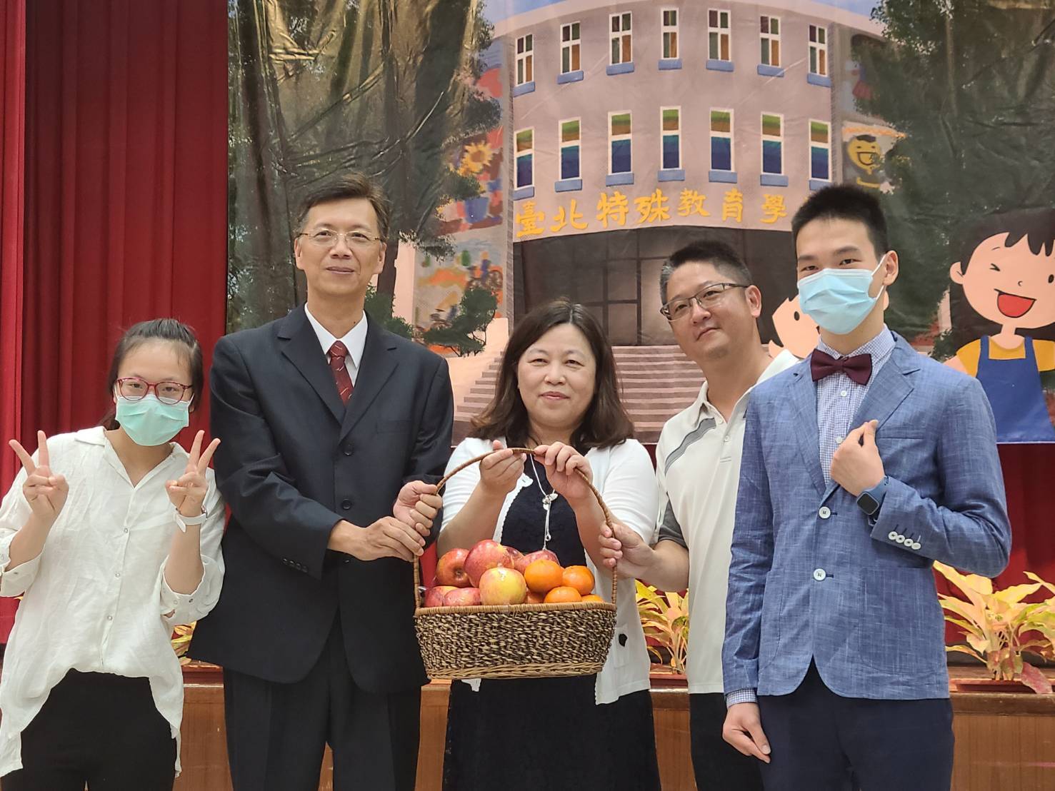 揭牌儀式與會貴賓送上蘋安果