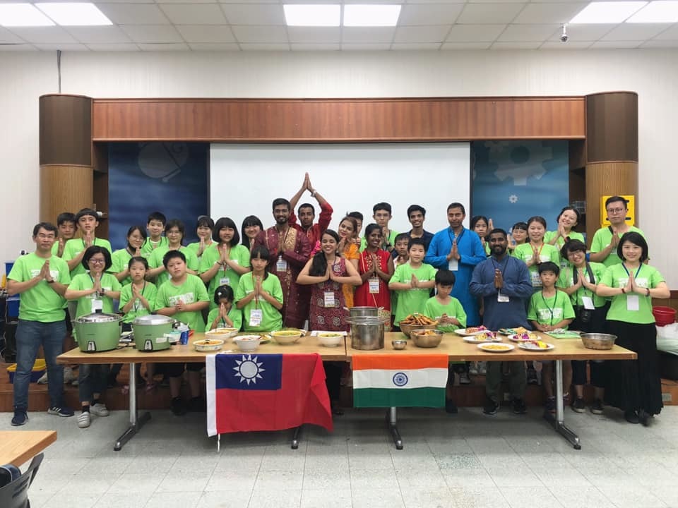 三星製造未來假日學校辦理國際青少年志工交流營，台灣學生與印度朋友交流家鄉美食。(張煇志校長提供)