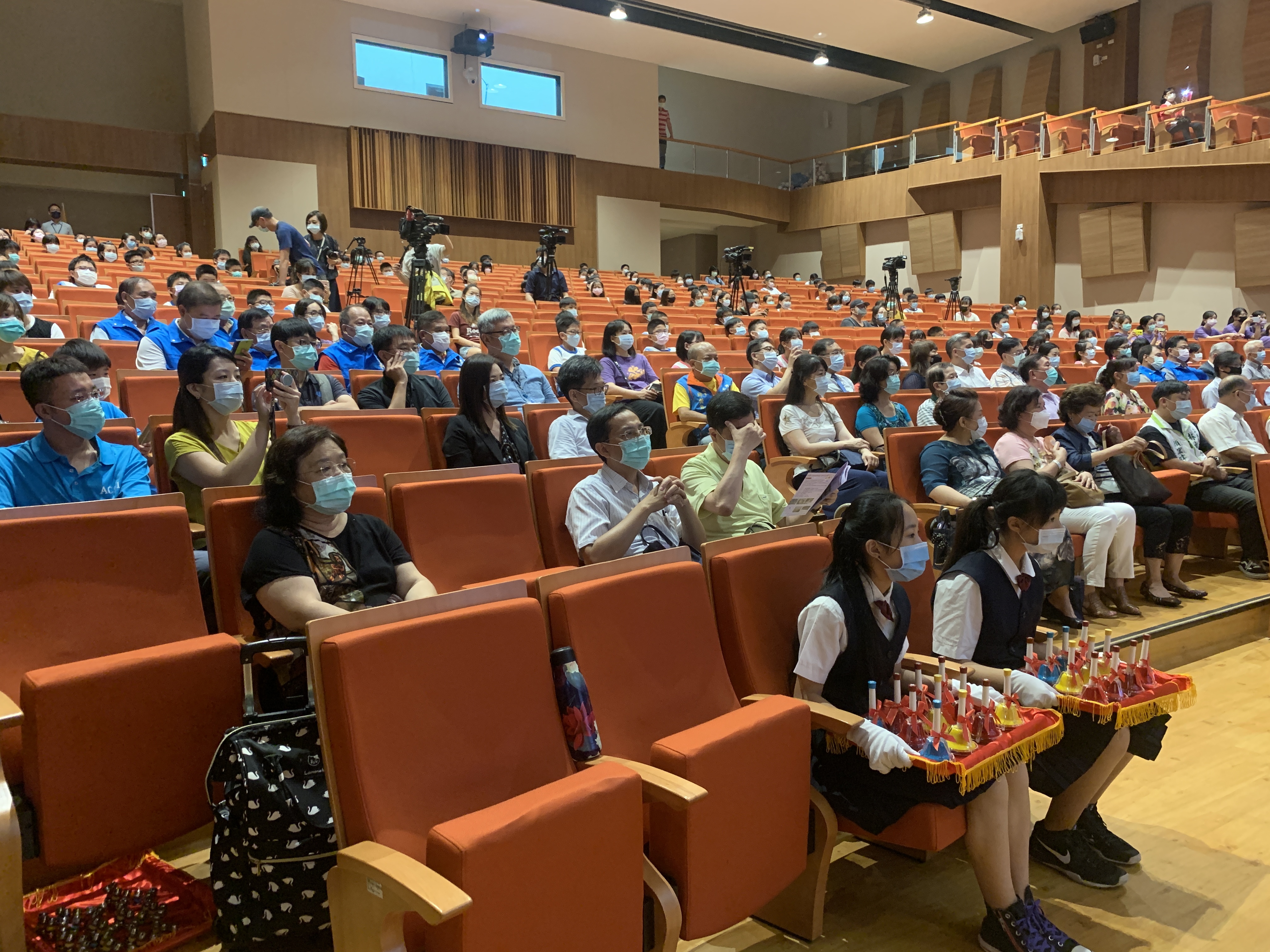 學校擁有傳統優良的音樂教育，因此以音樂為主題來整修新校舍，有標準的音樂廳，還特別為孩子設計了音樂館。