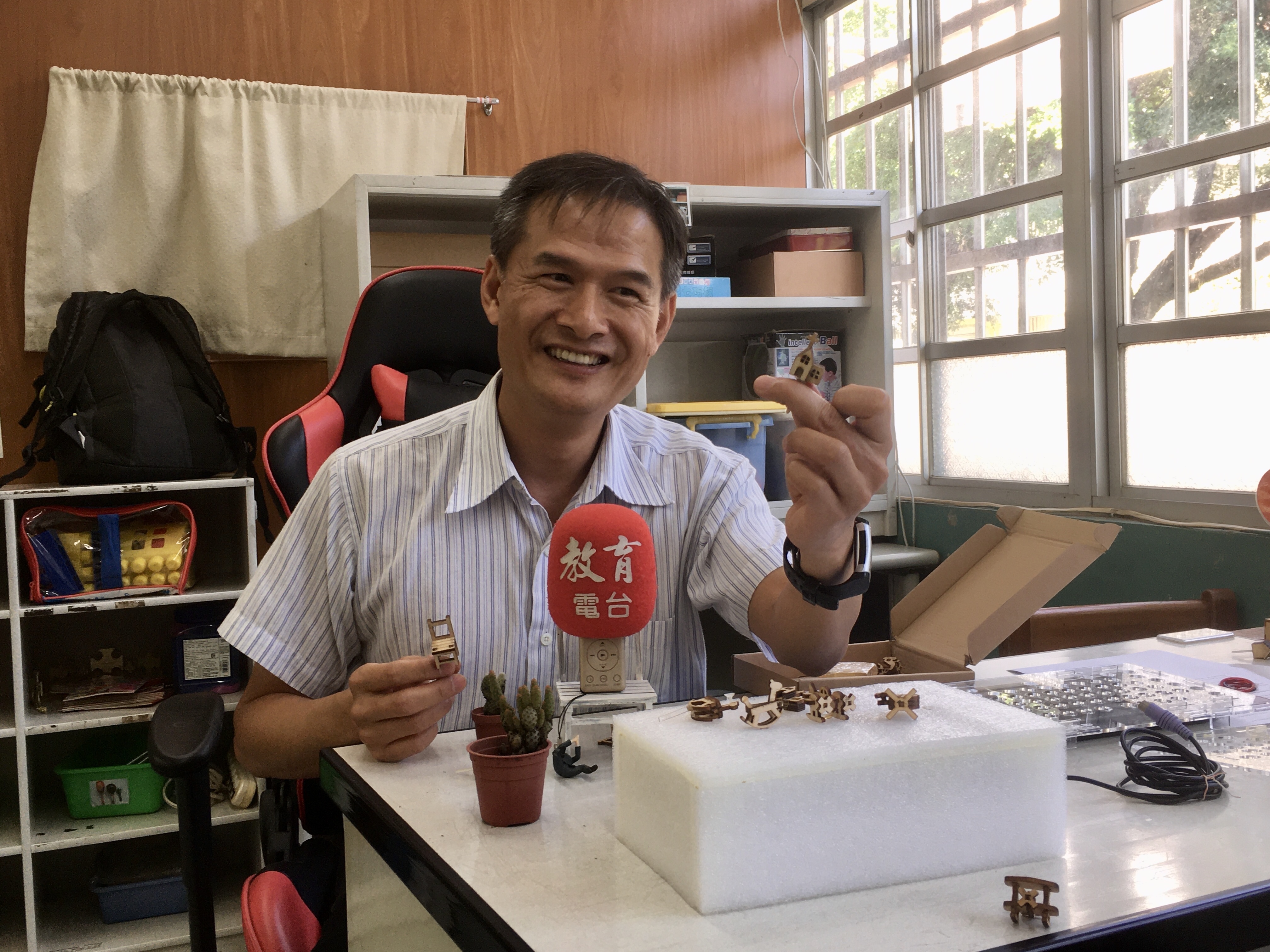 徐智杰老師將自造融合農業，以雷切技術裁切出小花插模型，讓特教班學生學習組裝，也訓練手部精細動作。