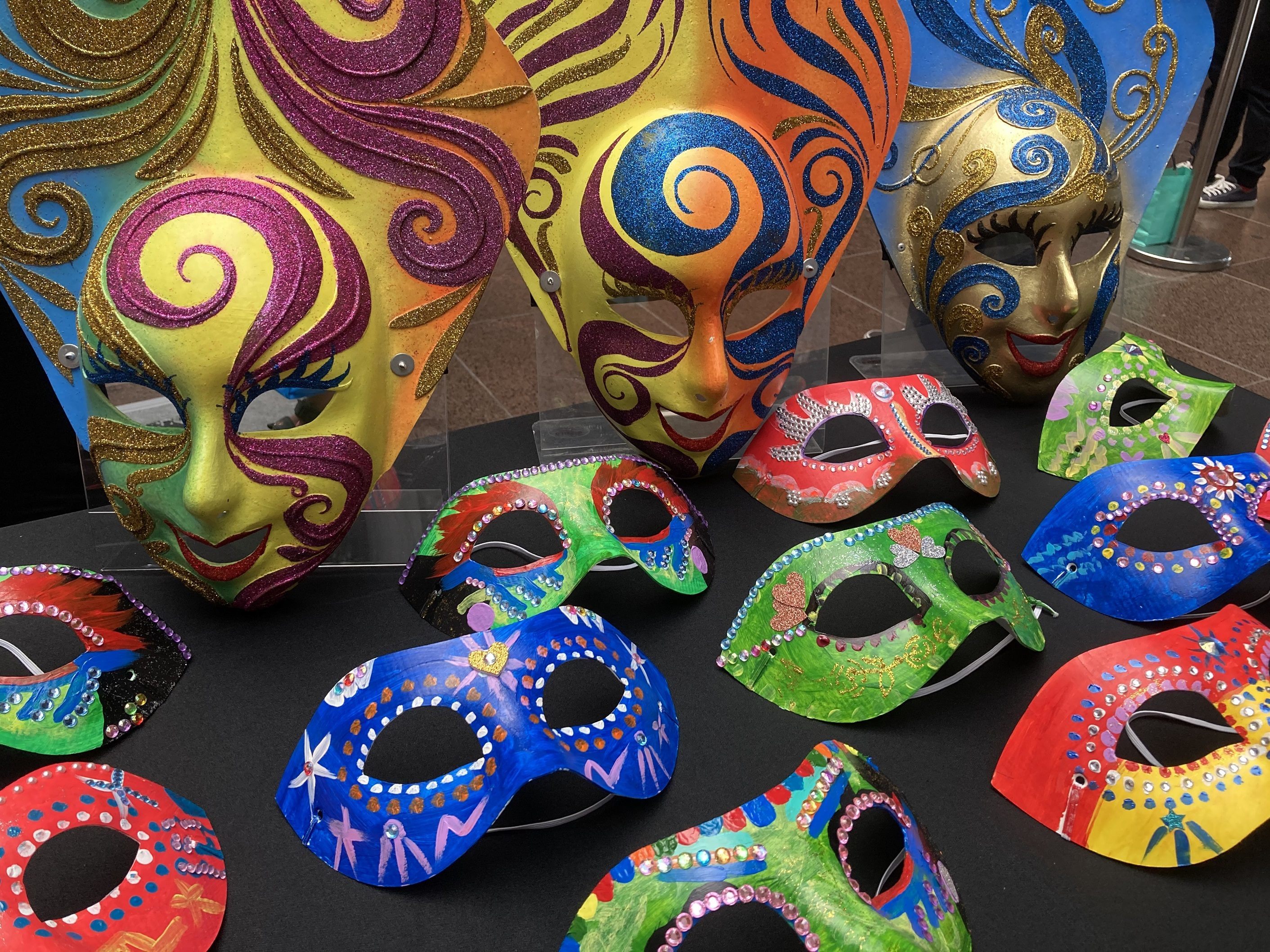 邀請民眾戴上面具一同來踩街