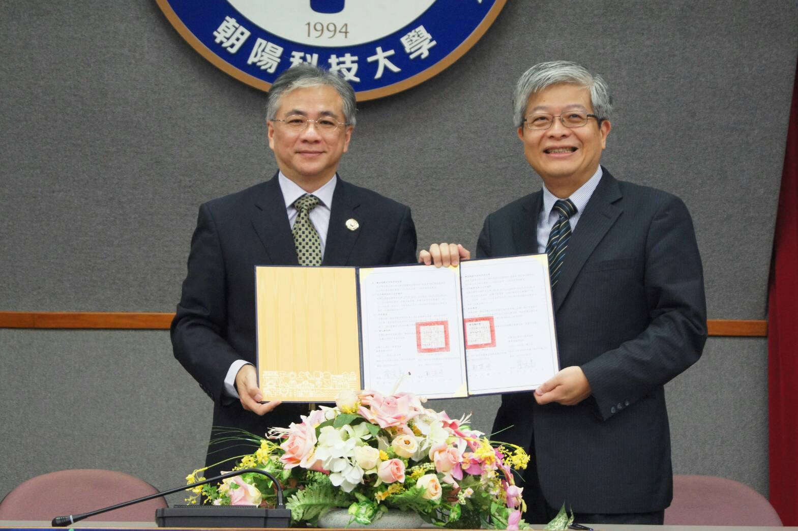 朝陽科大校長鄭道明（左）與資策會產業情報研究所所長詹文男（右）代表簽訂產學合作備忘錄。