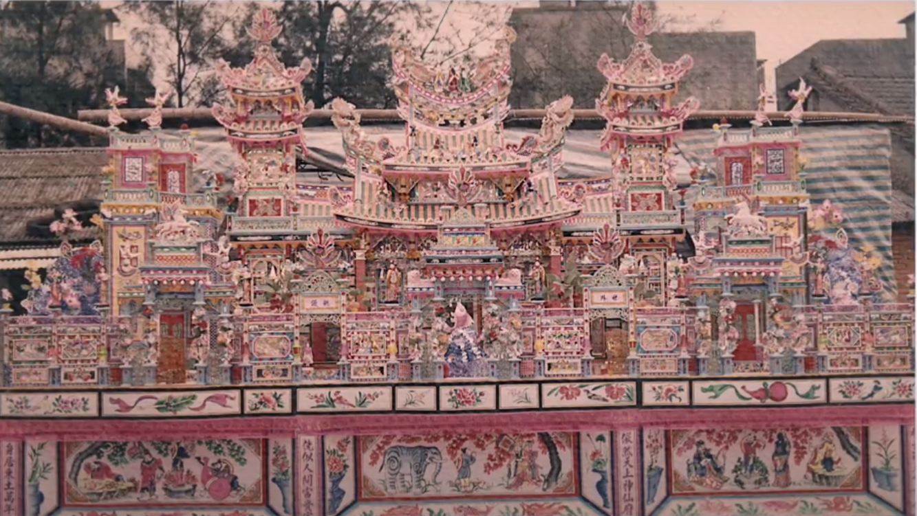 張秋山藝師擅長糊紙厝