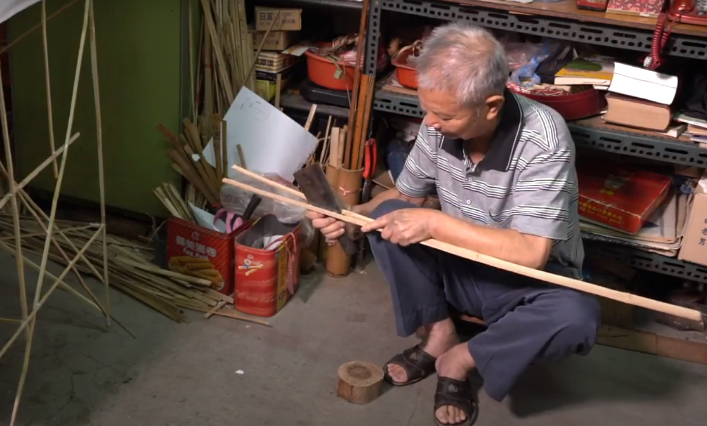 張秋山藝師認為糊紙工藝要苦練基本功