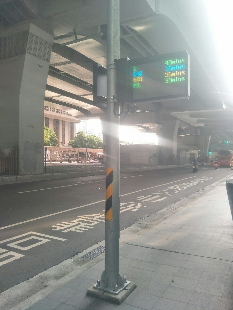  LED顯示器的智慧型站牌附掛路燈桿