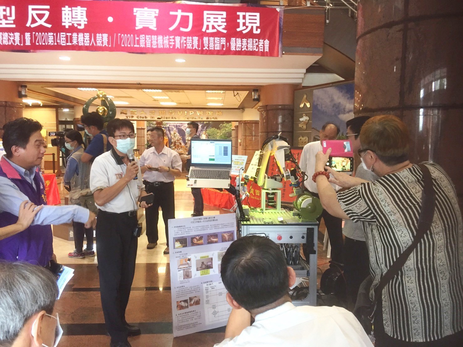 建國科大蔡吉勝教授(左2)解釋智慧機器人手臂功能 (照片: 建國科技大學)