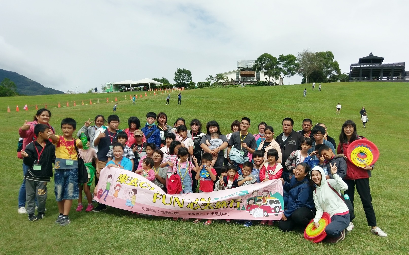 臺東家扶中心辦理2天1夜的親子活動，透過親子共同創作、入住星級飯店泡溫泉紓壓玩水，提升親子溝通、增進親子關係。
