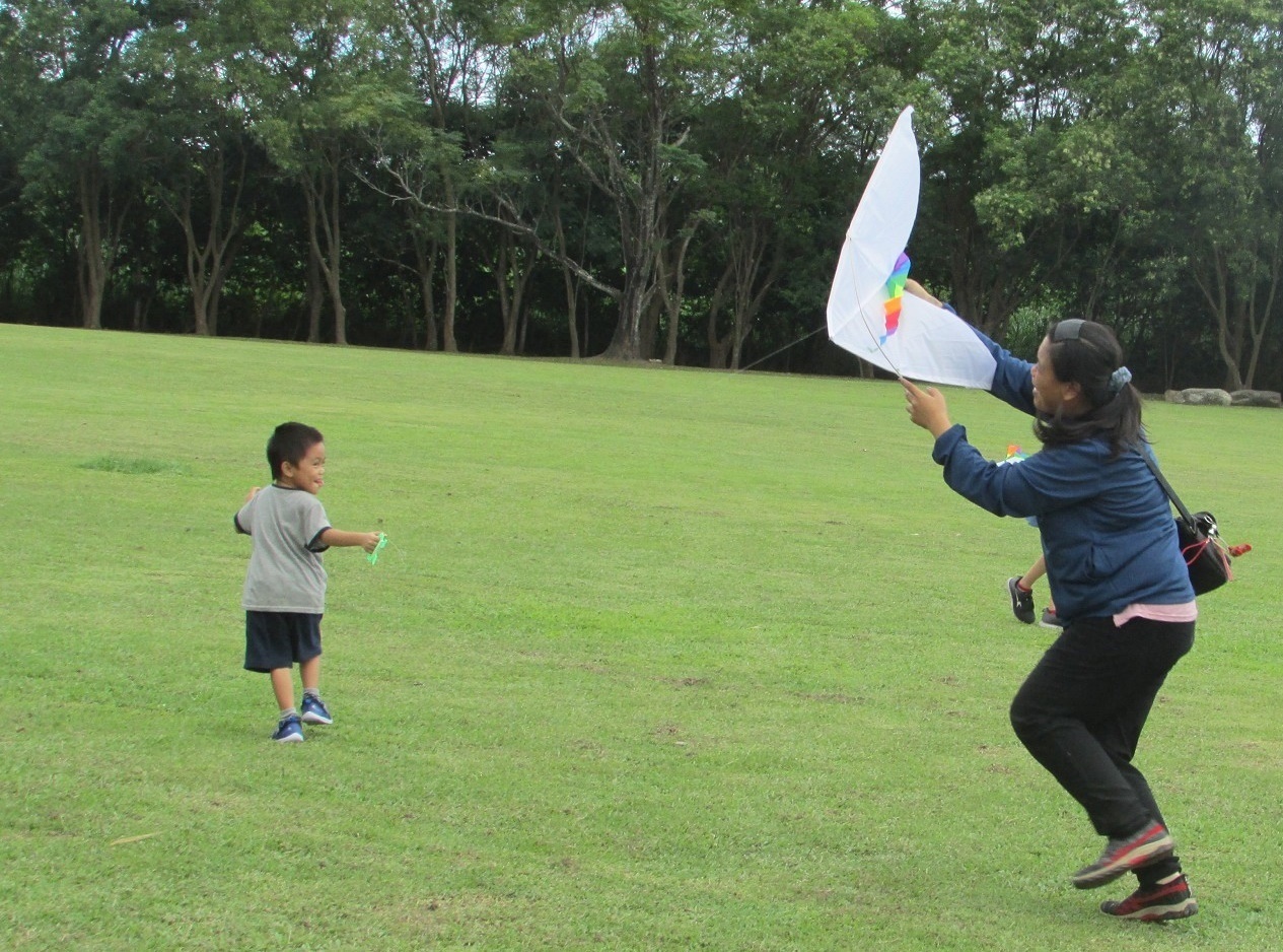 臺東家扶中心辦理2天1夜的親子活動，透過親子共同創作、入住星級飯店泡溫泉紓壓玩水，提升親子溝通、增進親子關係。