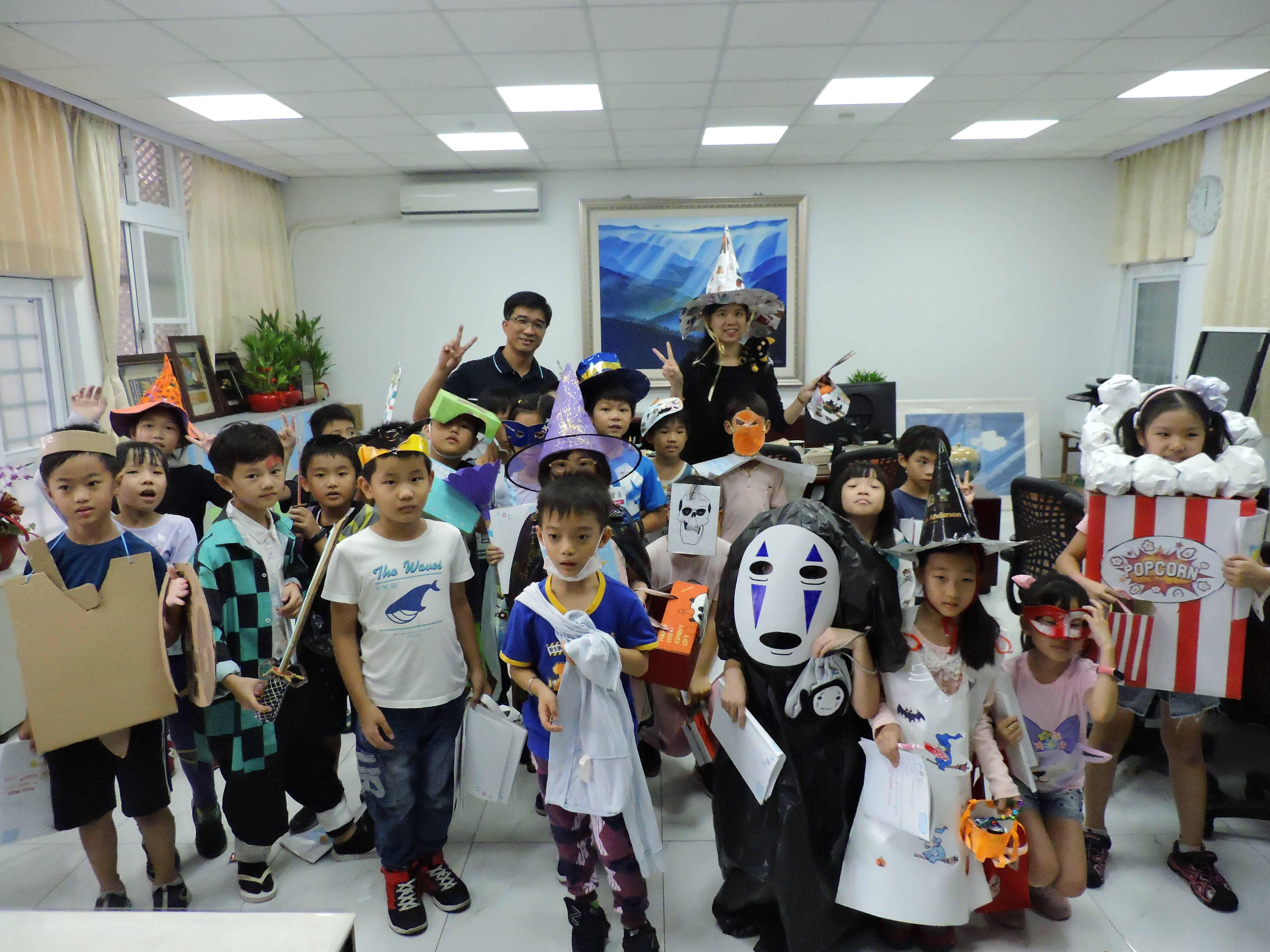 新北市實踐國小學生跟校長合影。