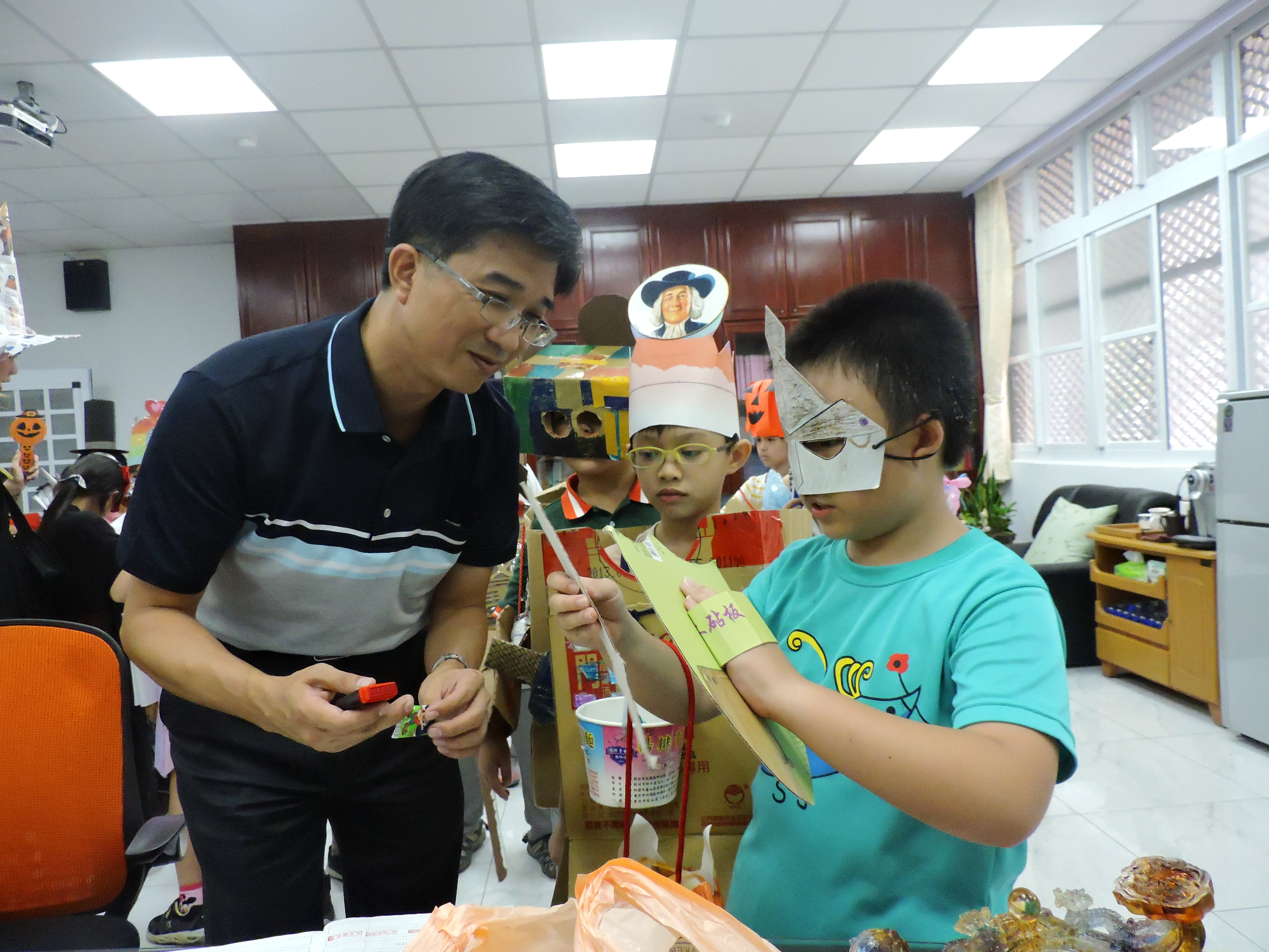 新北市實踐國小學生跟校長合影。