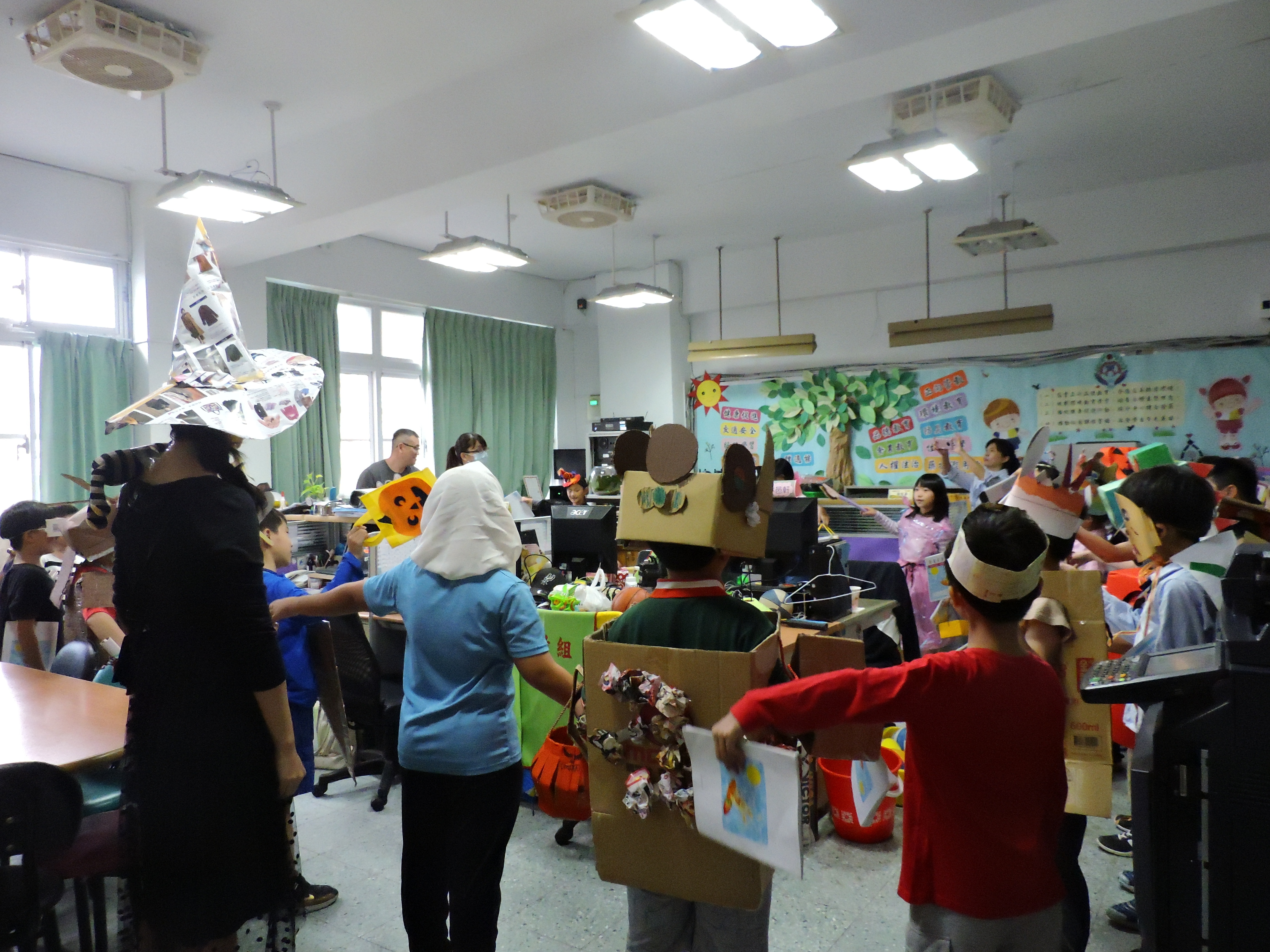 學生進行萬聖節歌曲快閃。