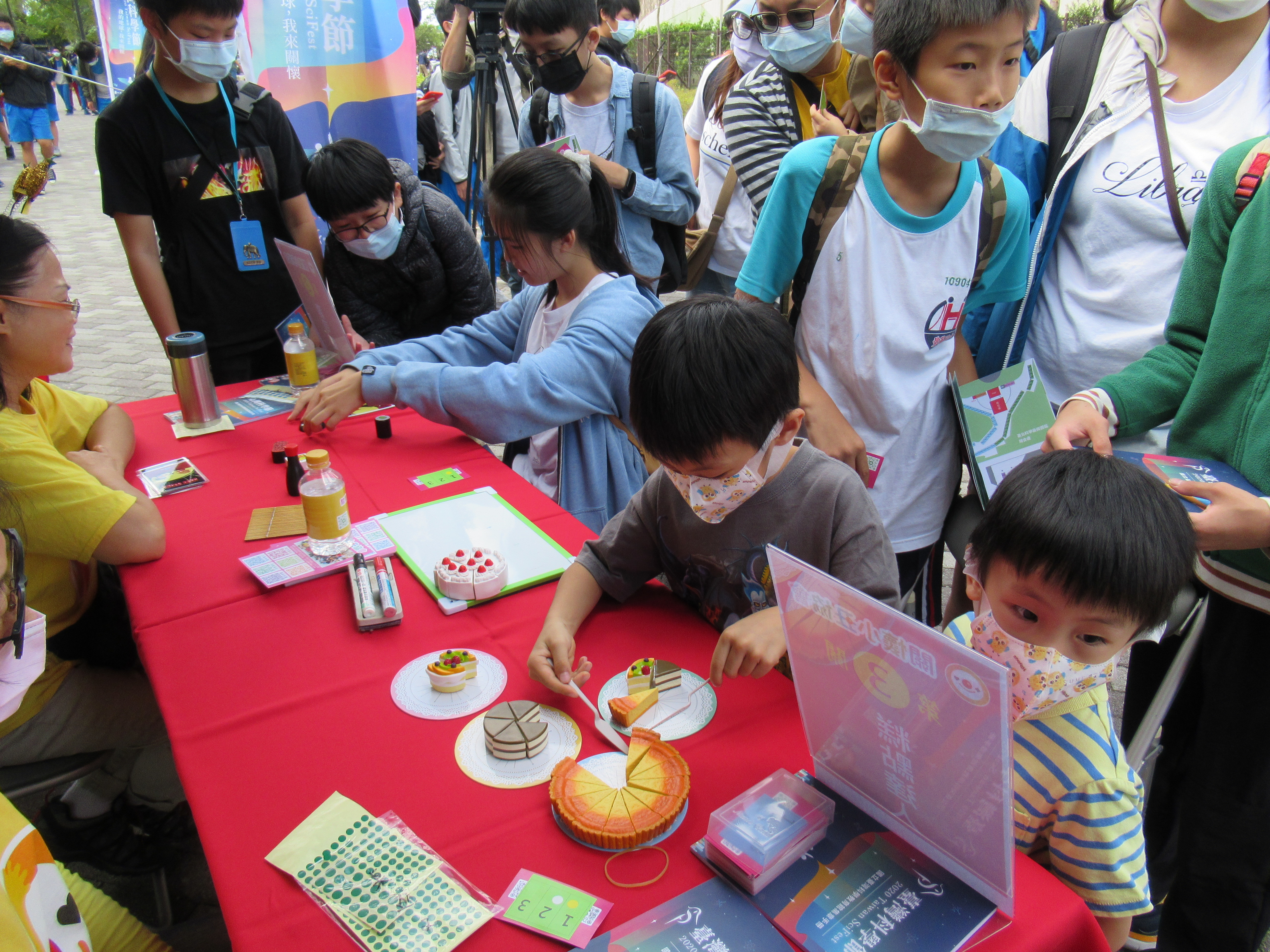 2020第一屆台灣科學節今(31)開幕，科學市集的集章活動讓小朋友在不同攤位間體驗科學遊戲。