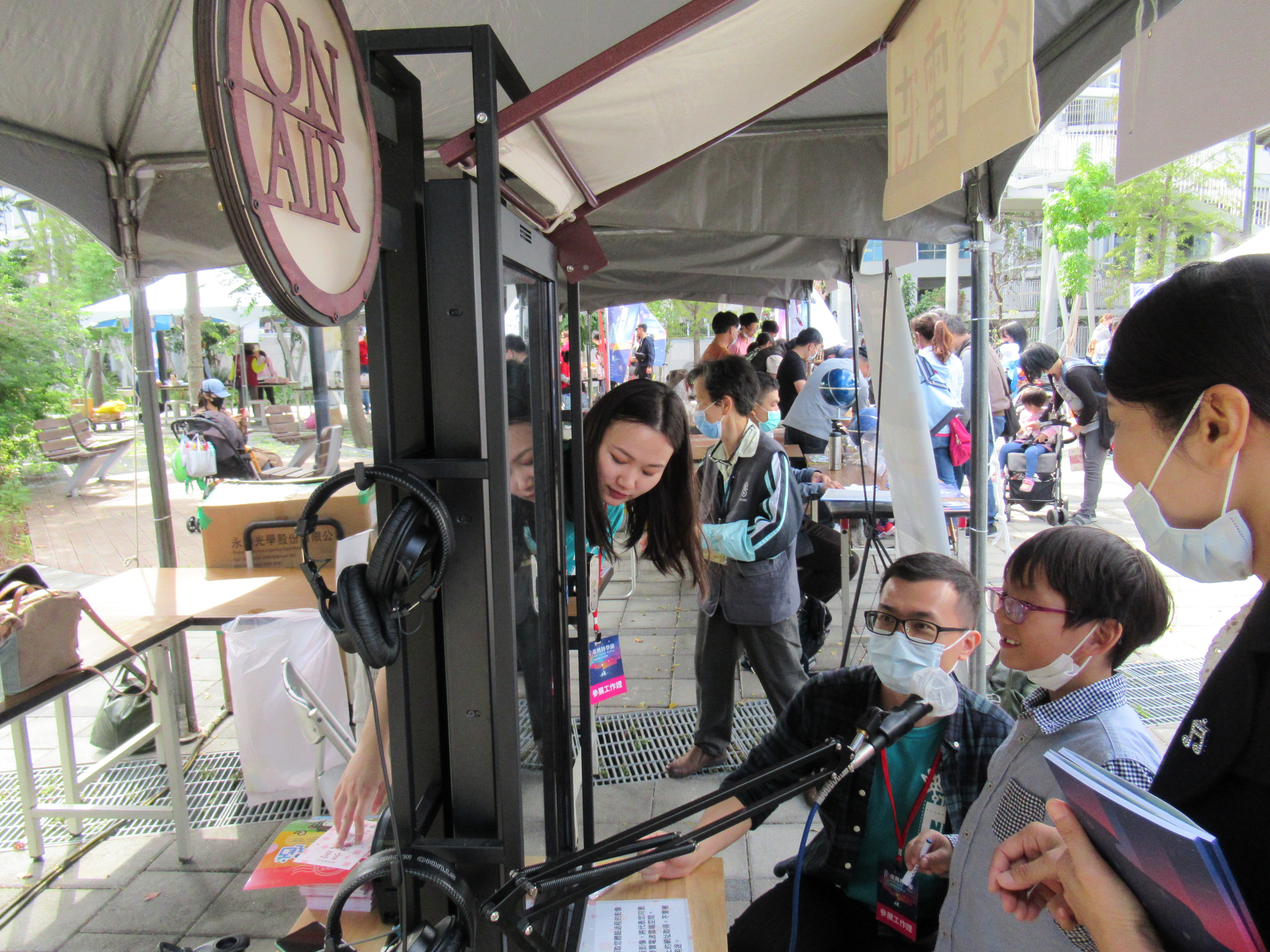 教育廣播電台今年獲得廣播金鐘獎創新研發應用獎的「麥寶電波行動錄音室」也來到科學市集現場，讓小朋友體驗廣播與新興科學技術結合，感受聲音的魅力。