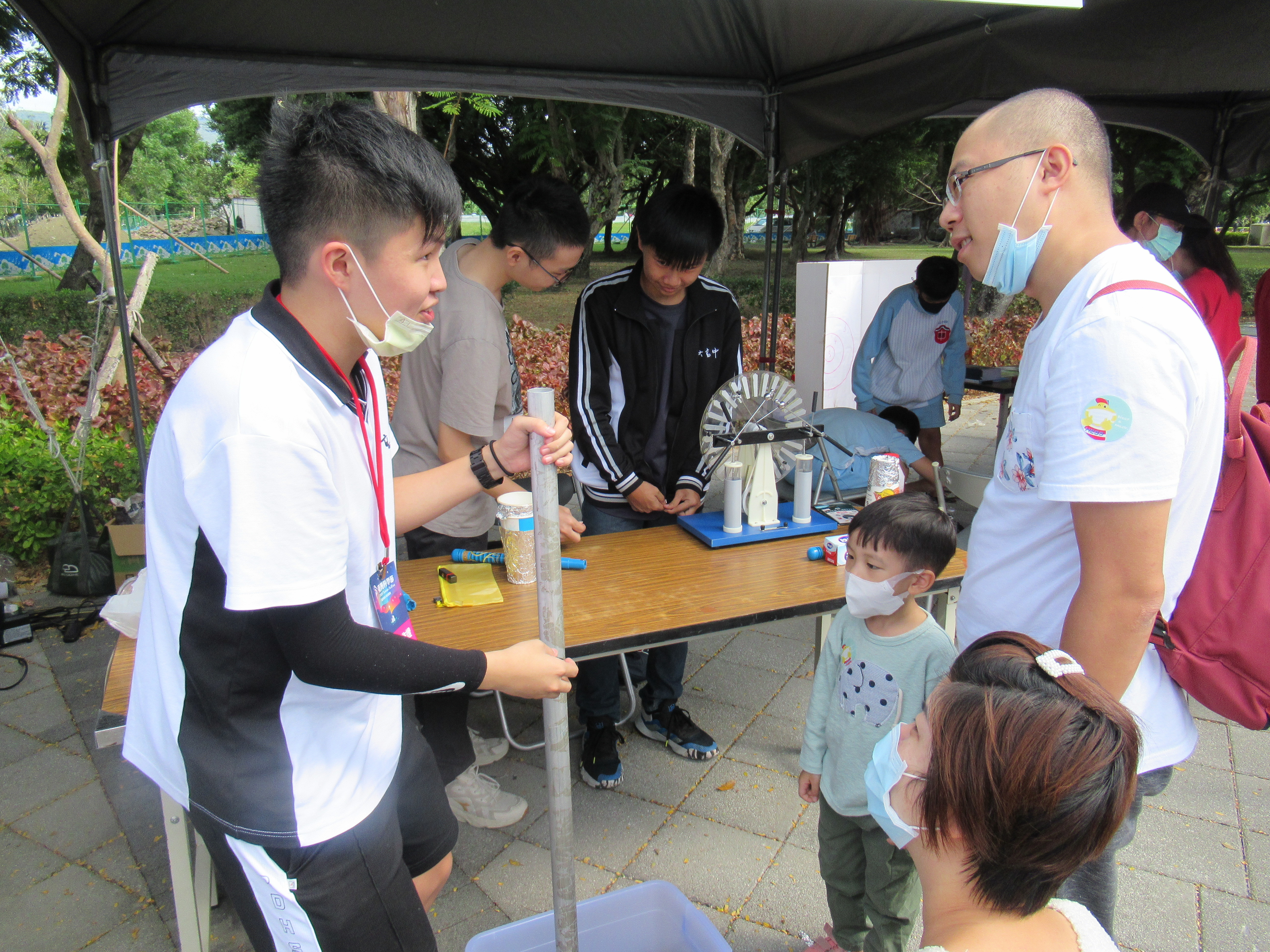 2020第一屆台灣科學節今(31)開幕，科學市集的集章活動讓小朋友在不同攤位間體驗科學遊戲。