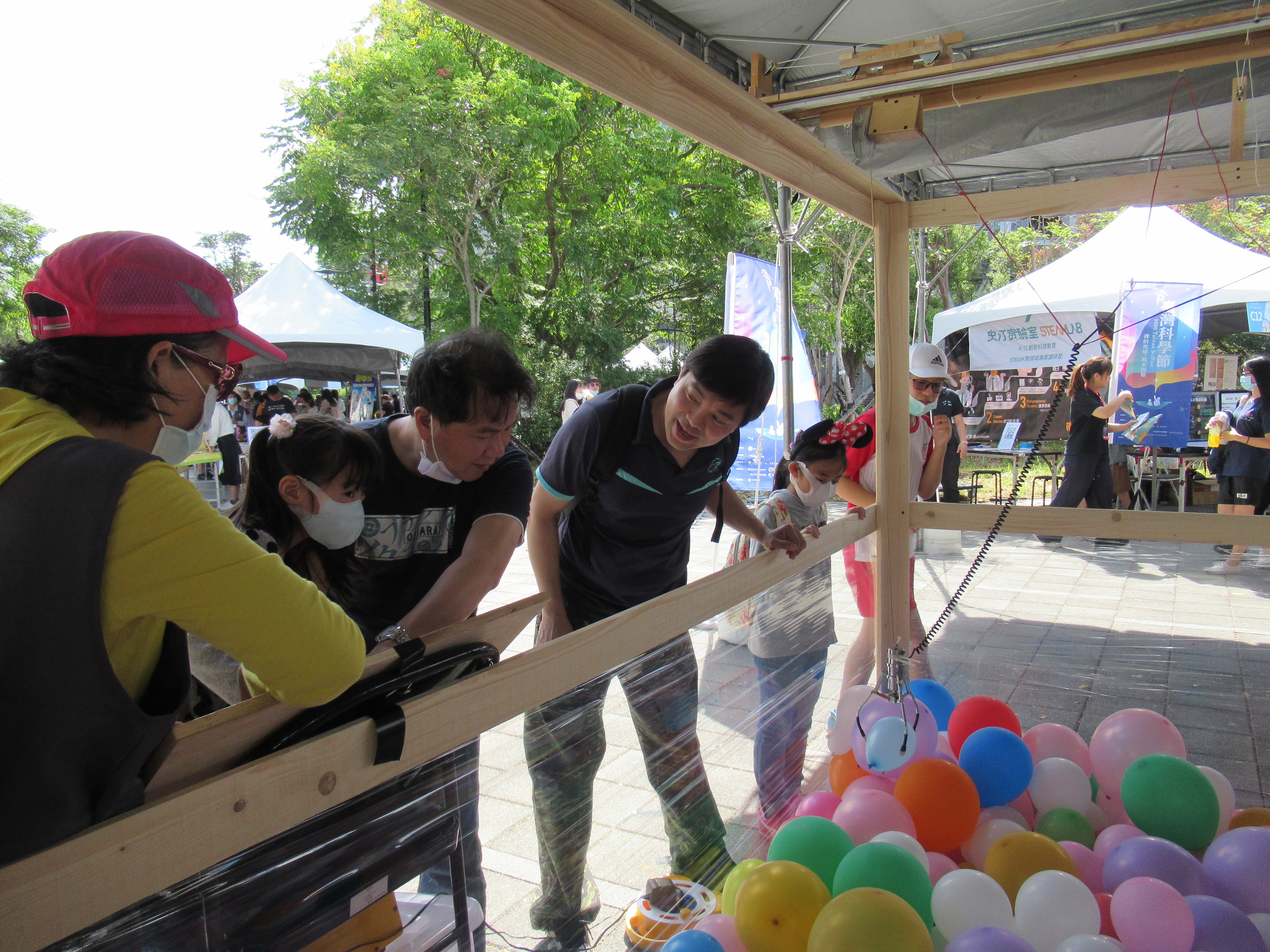 2020第一屆台灣科學節今(31)開幕，科學市集的集章活動讓小朋友在不同攤位間體驗科學遊戲。