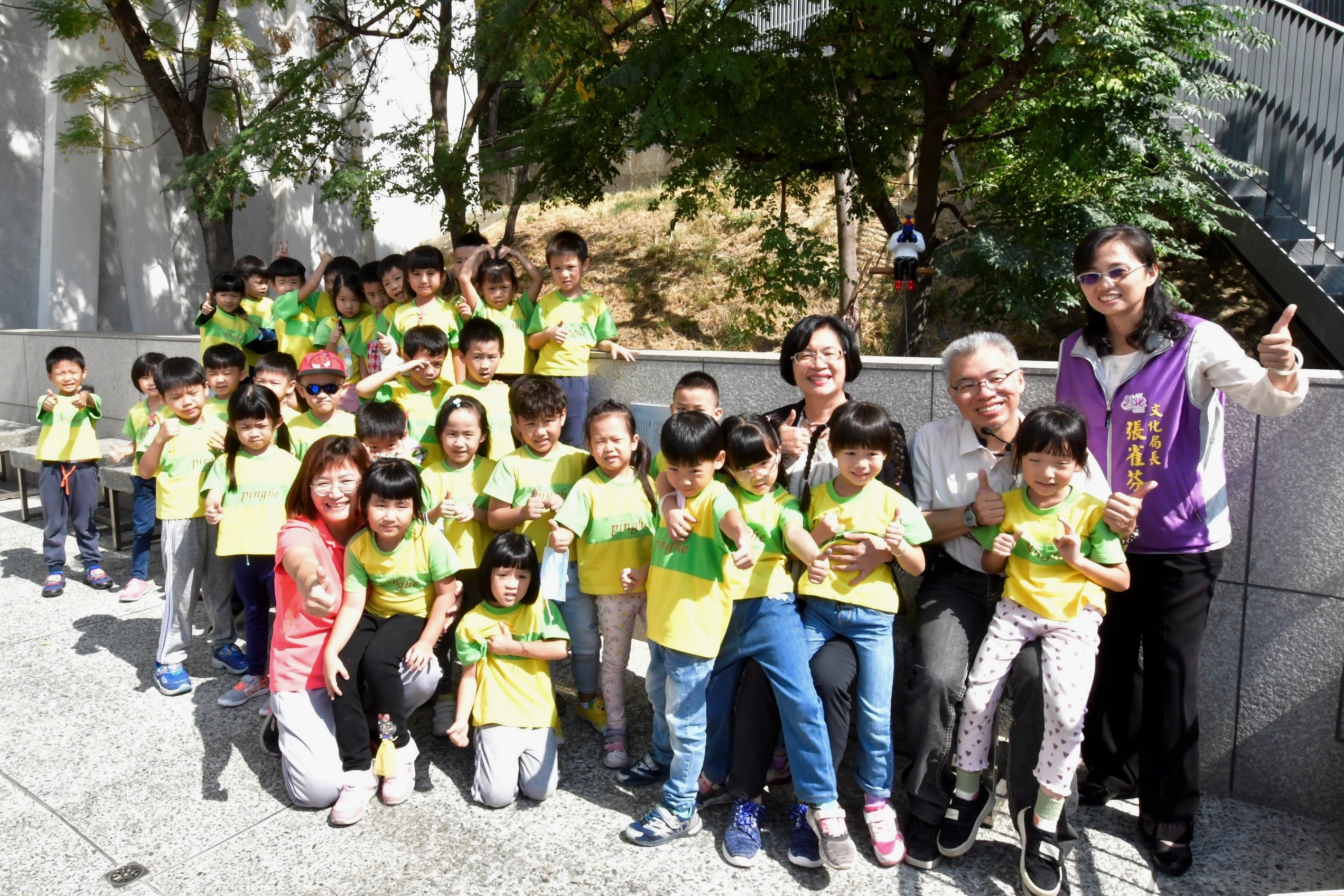 藝遊南郭 幼兒園小朋友與彰化縣立美術館的裝置藝術合影 (照片: 彰化縣文化局)