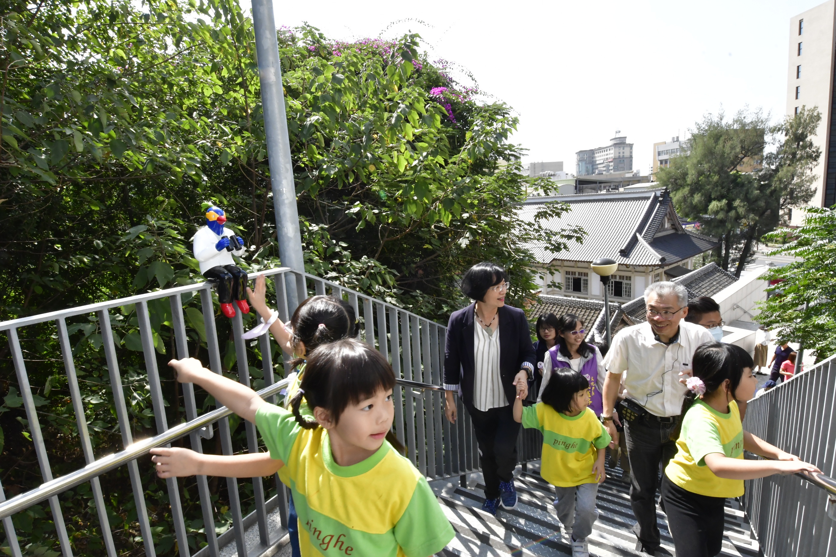 彰師大美術系主任陳一凡為小朋友作品導覽鸚鵡人 (照片: 彰化縣文化局)