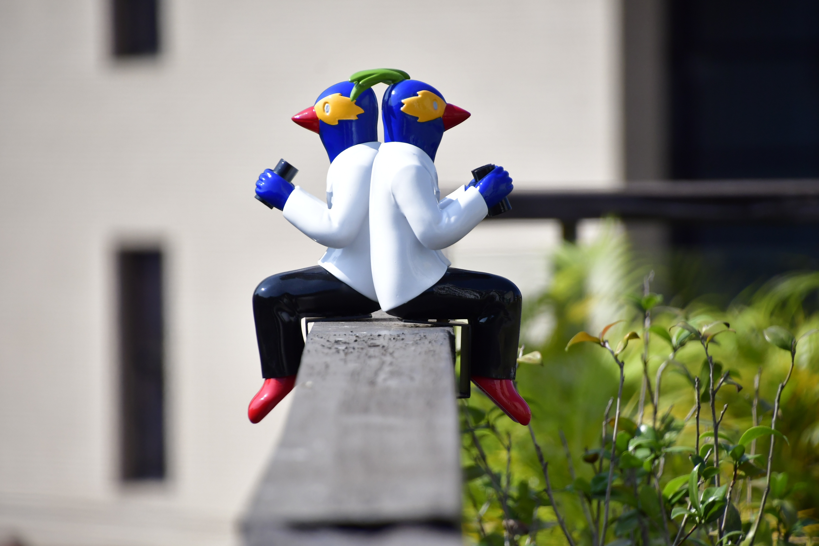 裝置藝術鸚鵡人作品之一 (照片: 彰化縣文化局)