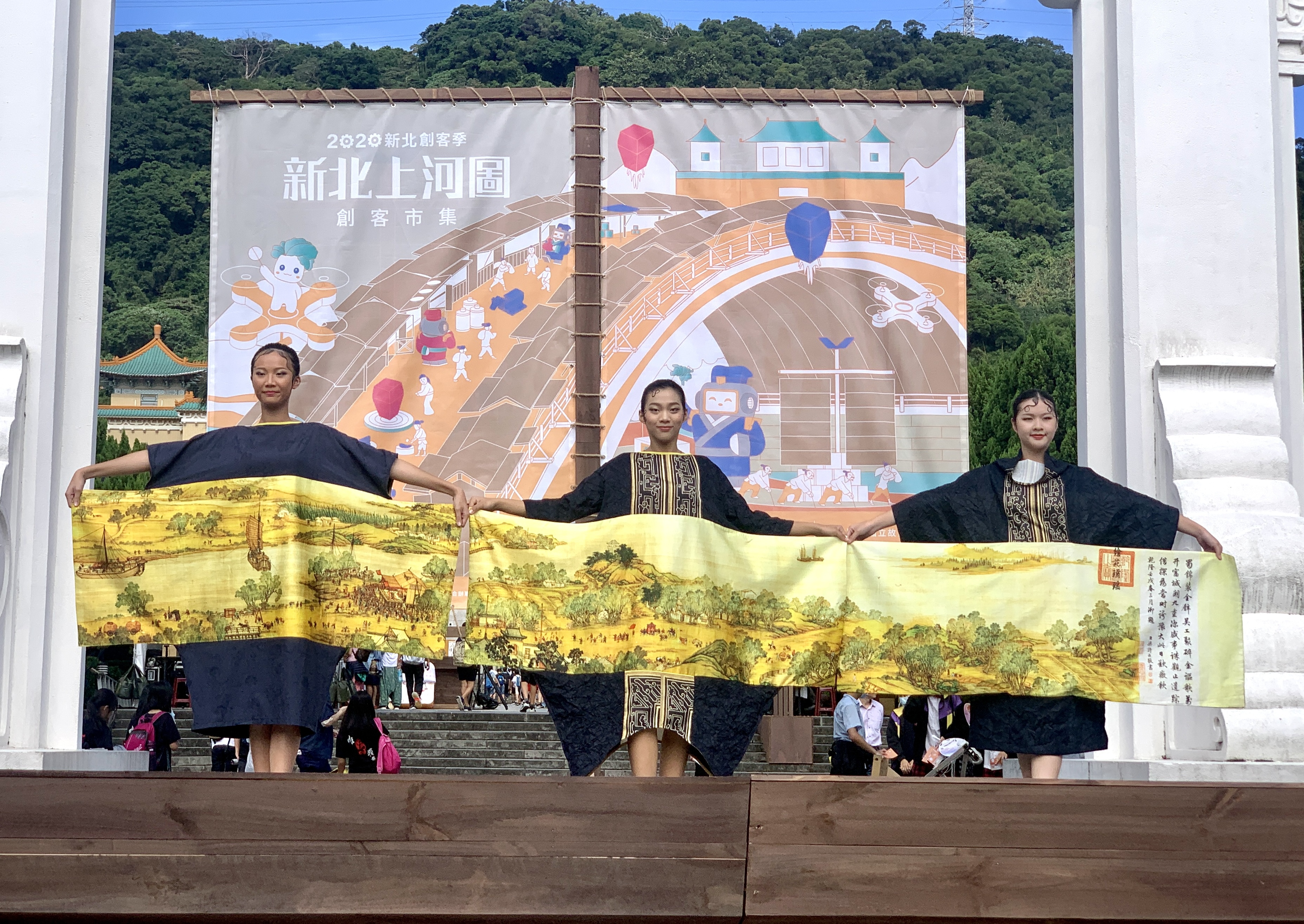 開幕式就是由樟樹國際實中以清明上河圖設計服裝、黎明技術學院學生走秀的方式呈現出滂薄的氛圍。