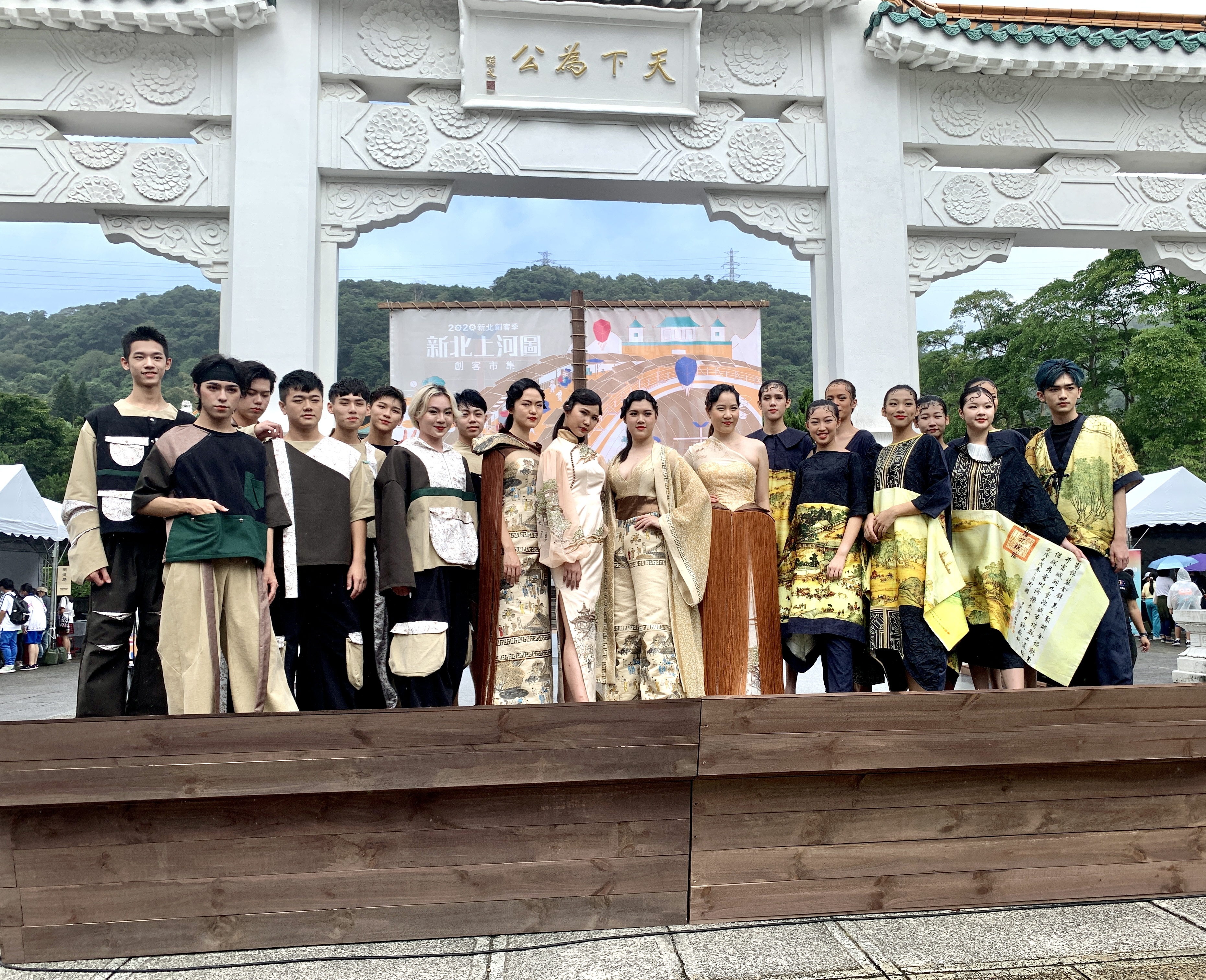 開幕式就是由樟樹國際實中以清明上河圖設計服裝、黎明技術學院學生走秀的方式呈現出滂薄的氛圍。