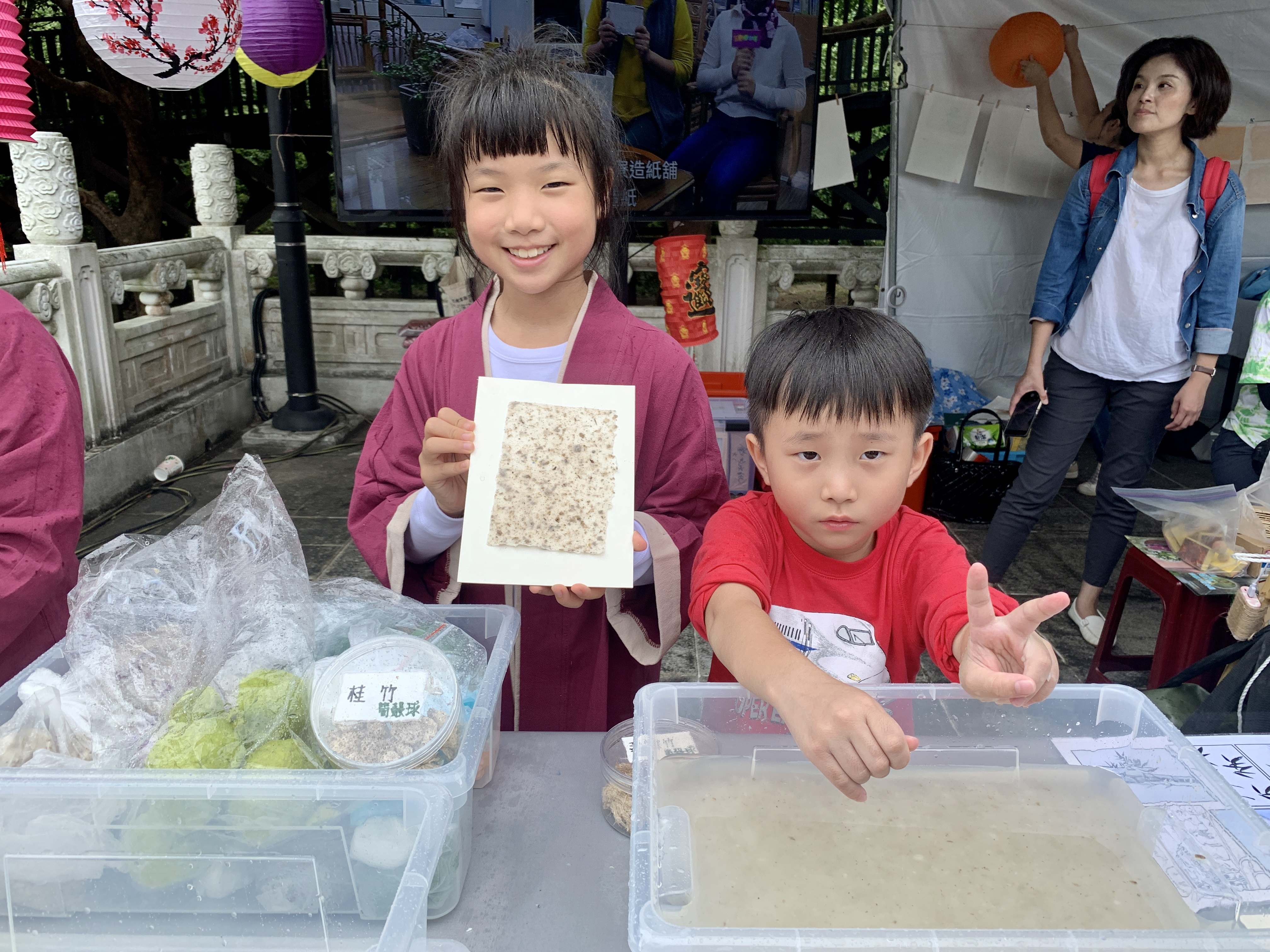 五寮國小使用三峽竹筍殼製作再生紙，呈現聖旨卷軸和新北上河圖經摺頁。