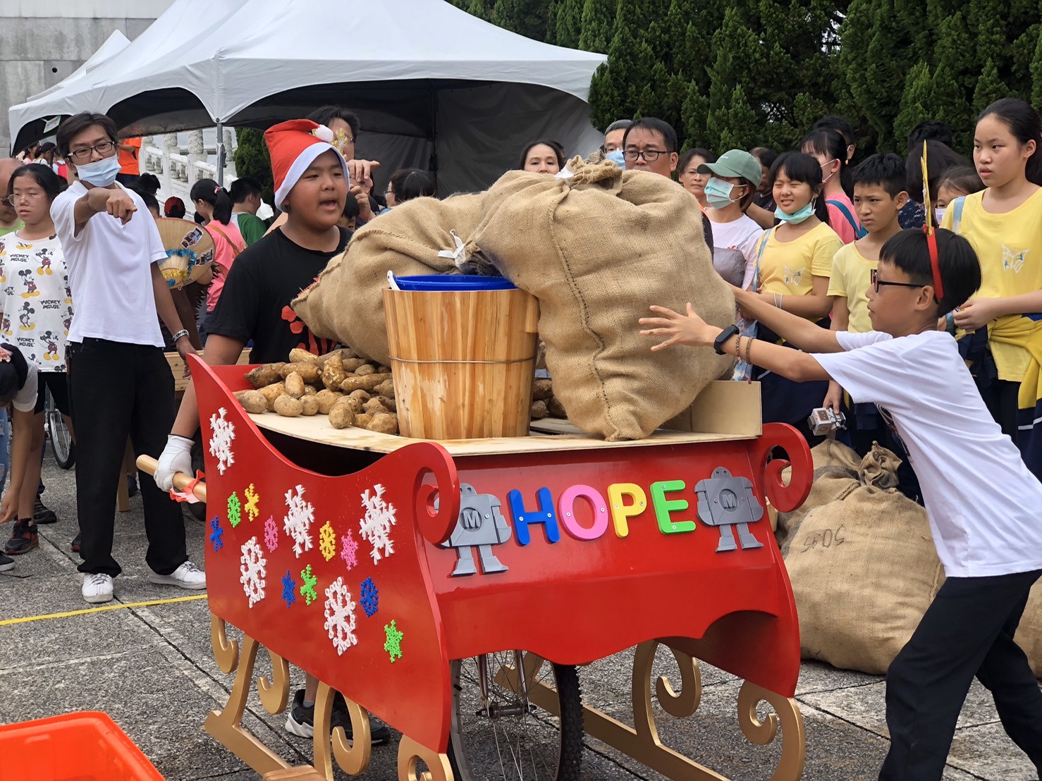 參賽隊伍需在3分鐘內操作運輸車搬運與載運水、茶袋與地瓜，行走20公尺的賽道。