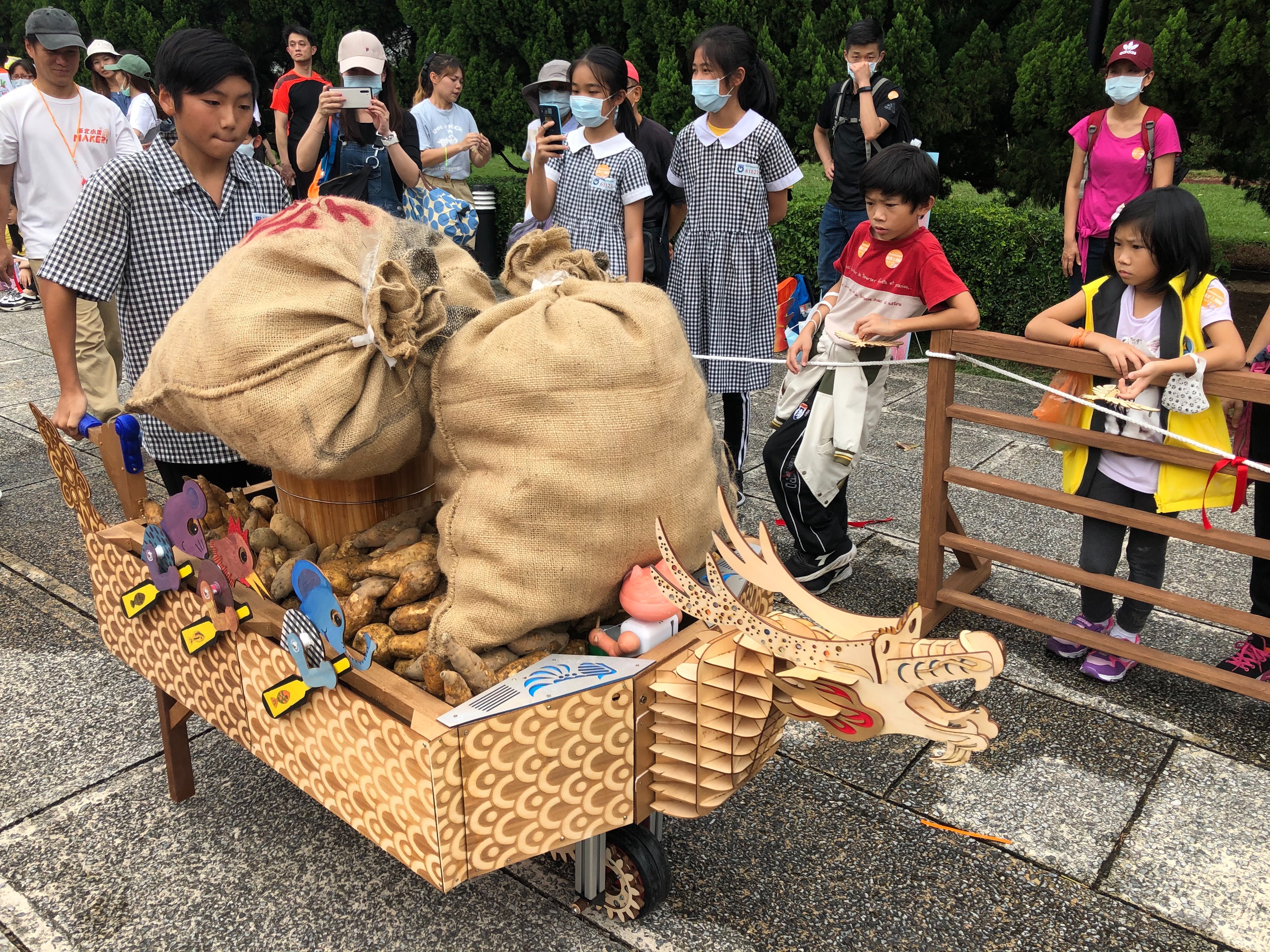 北新國小，以「碧潭龍舟」為主題，以木條結合雷雕圖紋木板及雷切動物造型划舟選手和龍頭設計出陸上行舟。