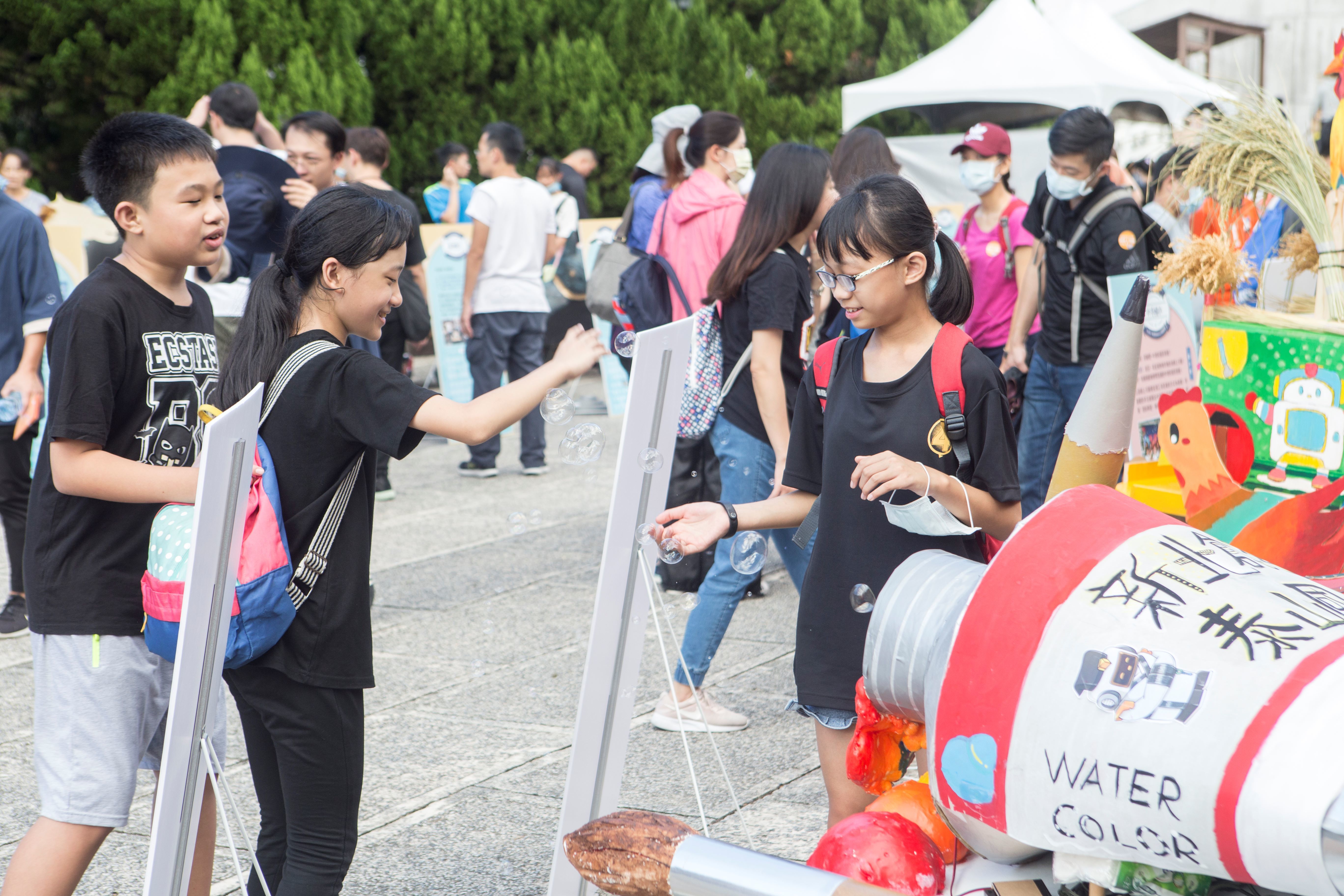 多校學生到場觀摩創意交通工具及比賽盛況。