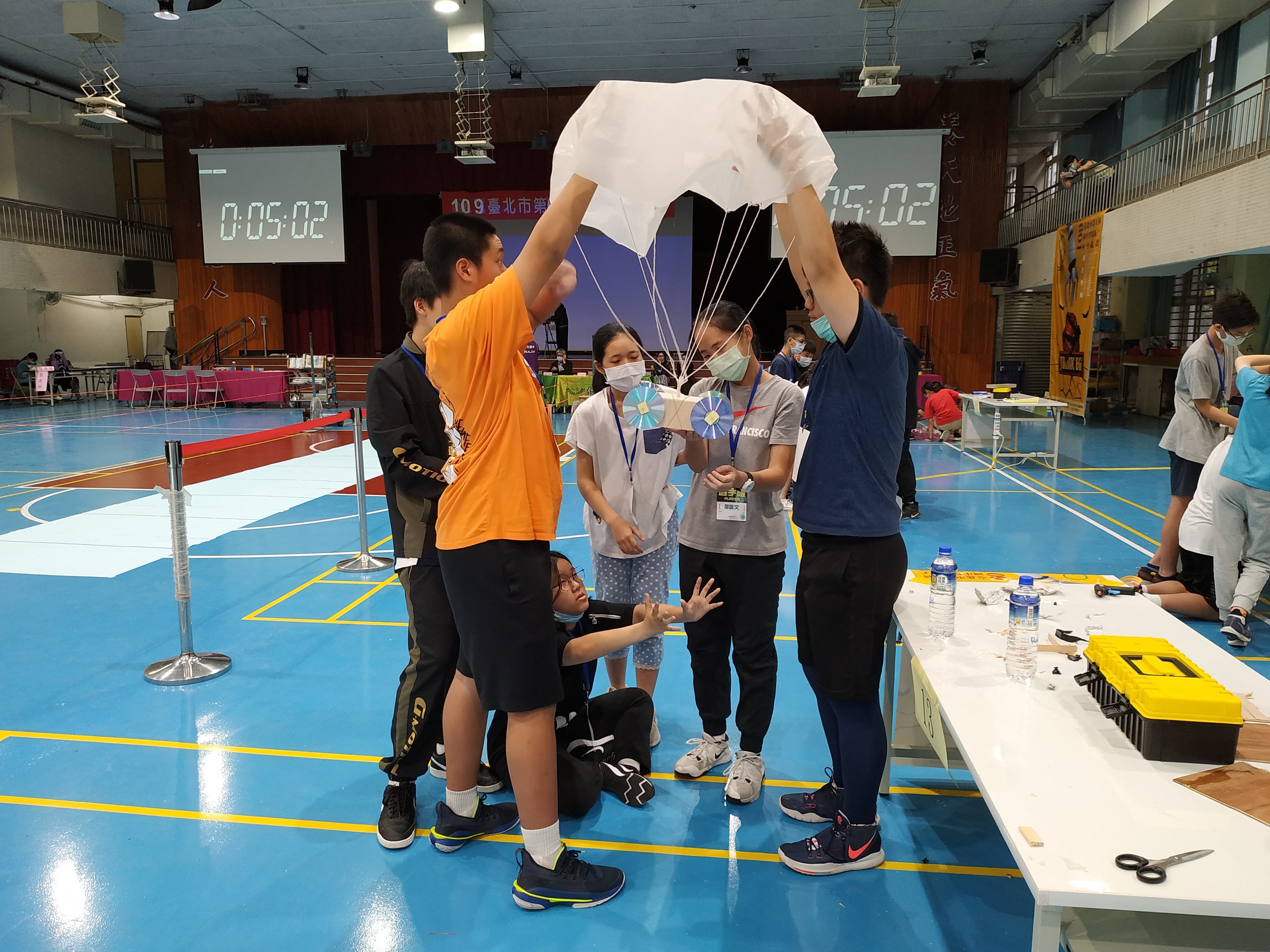 本屆競賽以 「侏儸紀公園－搶救恐龍蛋」為主題，學生運用所學的科學原理，結合AI人工智慧，動手設計出獨具創意的成品