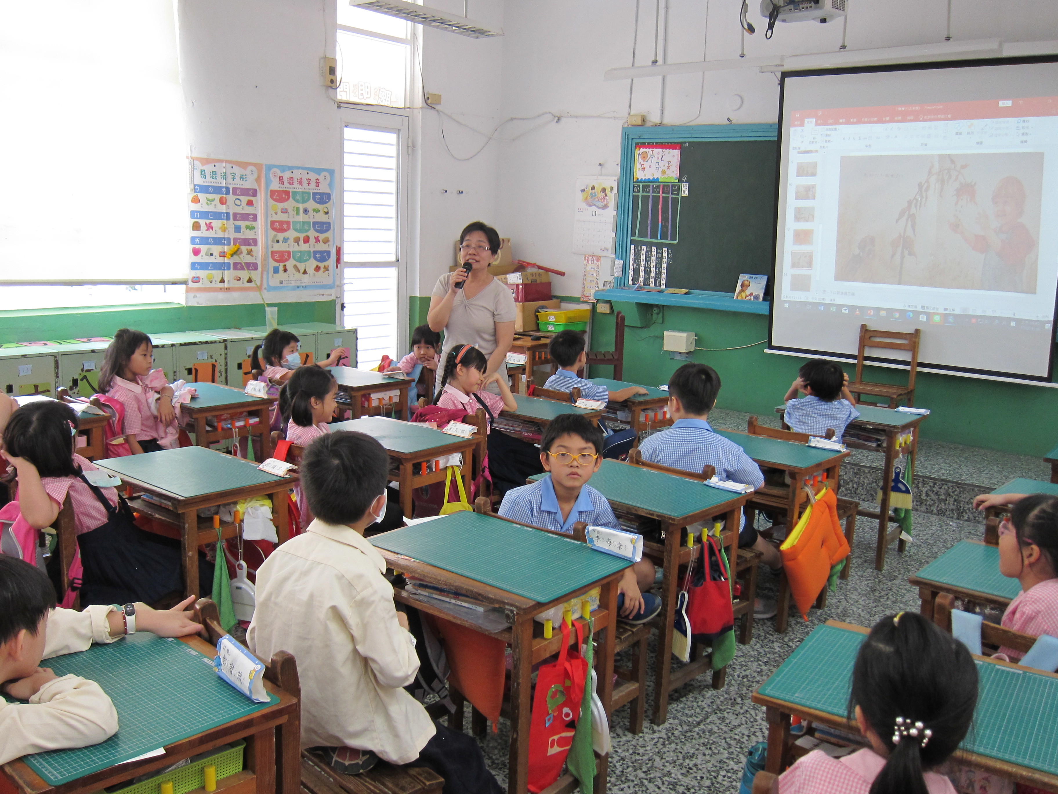 新北市永和國小在一、二年級的彈性學習課程當中融入客語教學，由客語老師和班級導師共同備課，並以協同教學方式打造自然學習客語的環境。