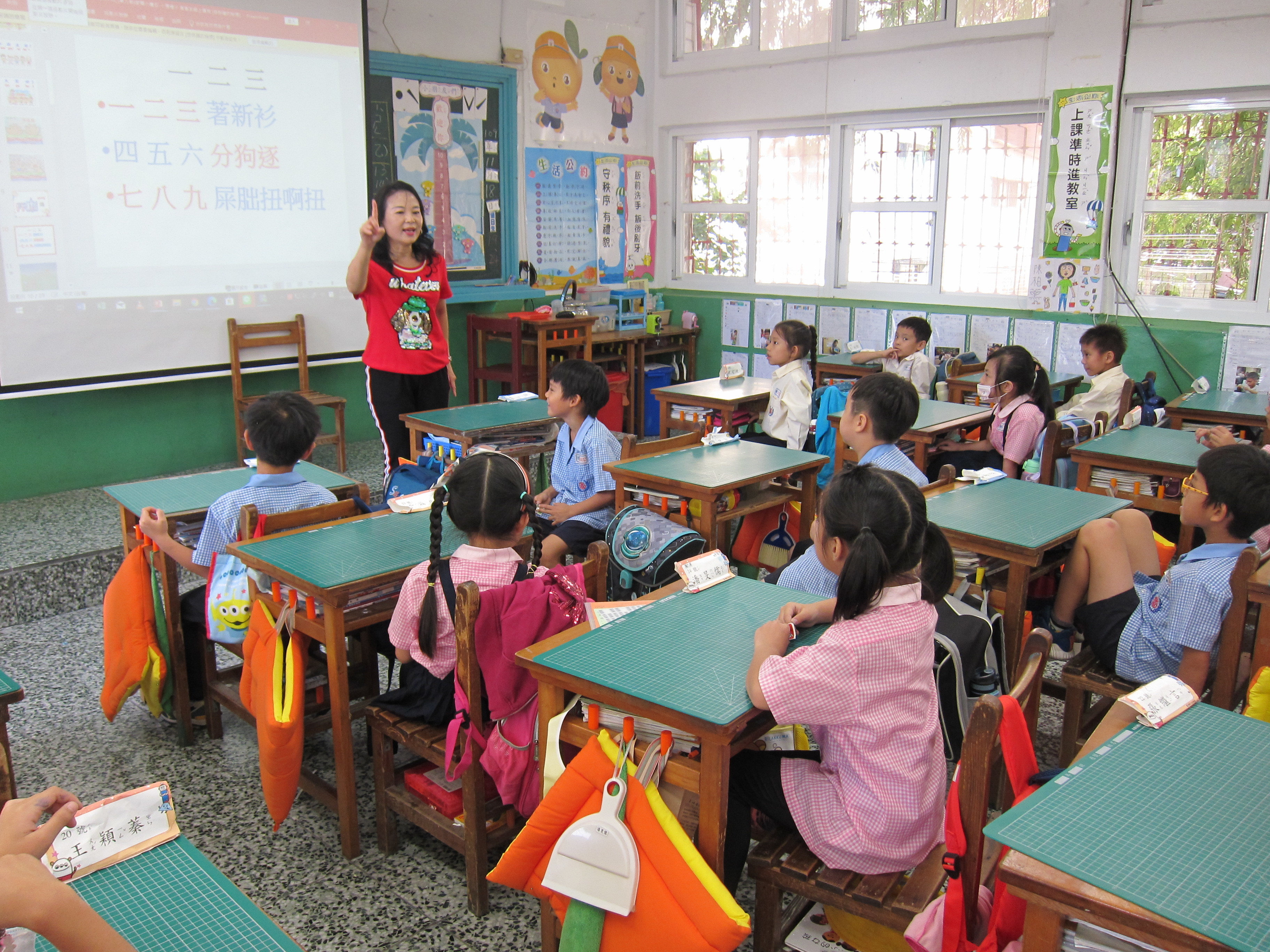 新北市永和國小在一、二年級的彈性學習課程當中融入客語教學，由客語老師和班級導師共同備課，並以協同教學方式打造自然學習客語的環境。