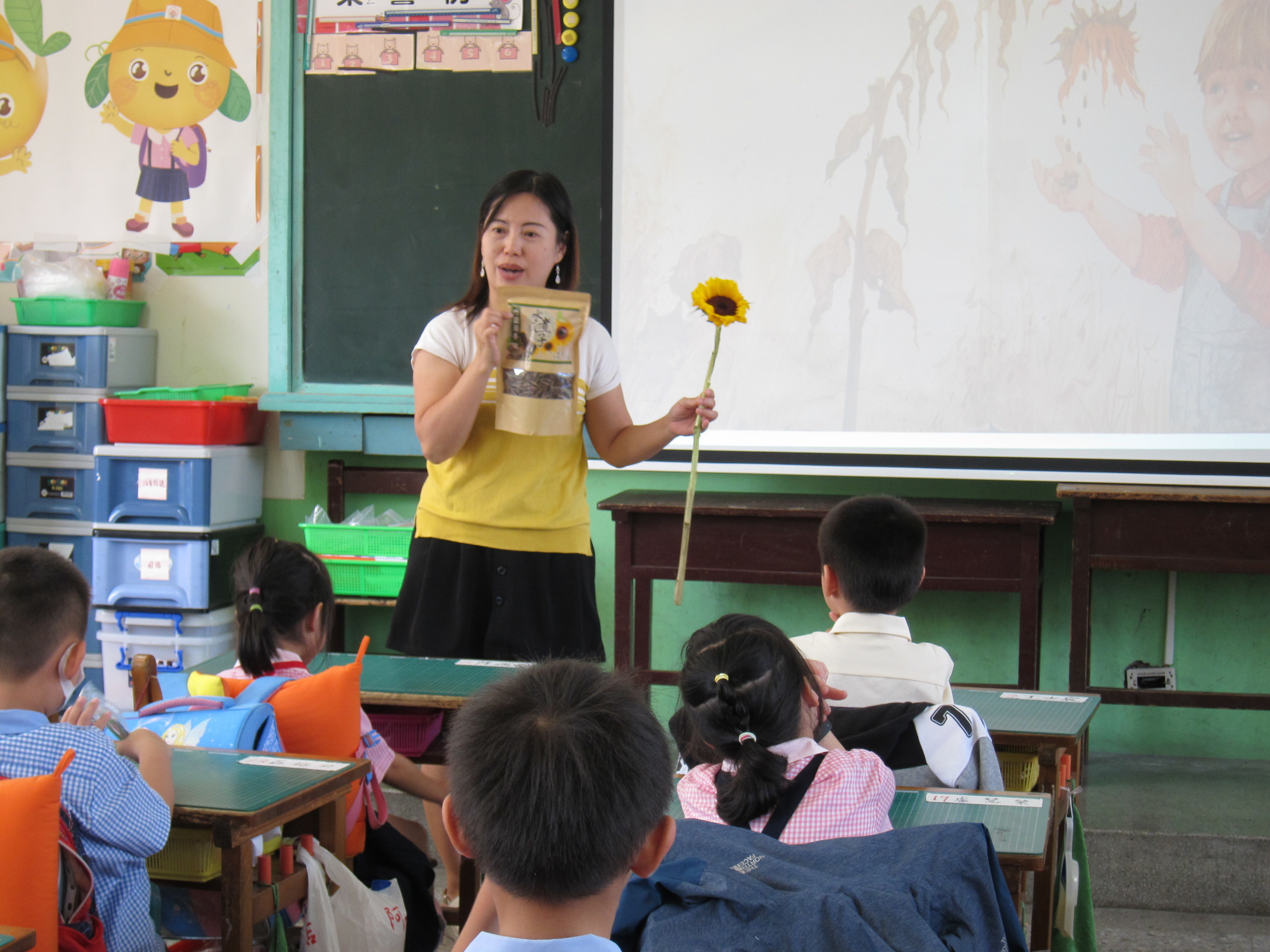 永和國小抓緊孩子語言學習的黃金時期，透過遊戲和繪本故事，打造自然學習客語的環境。