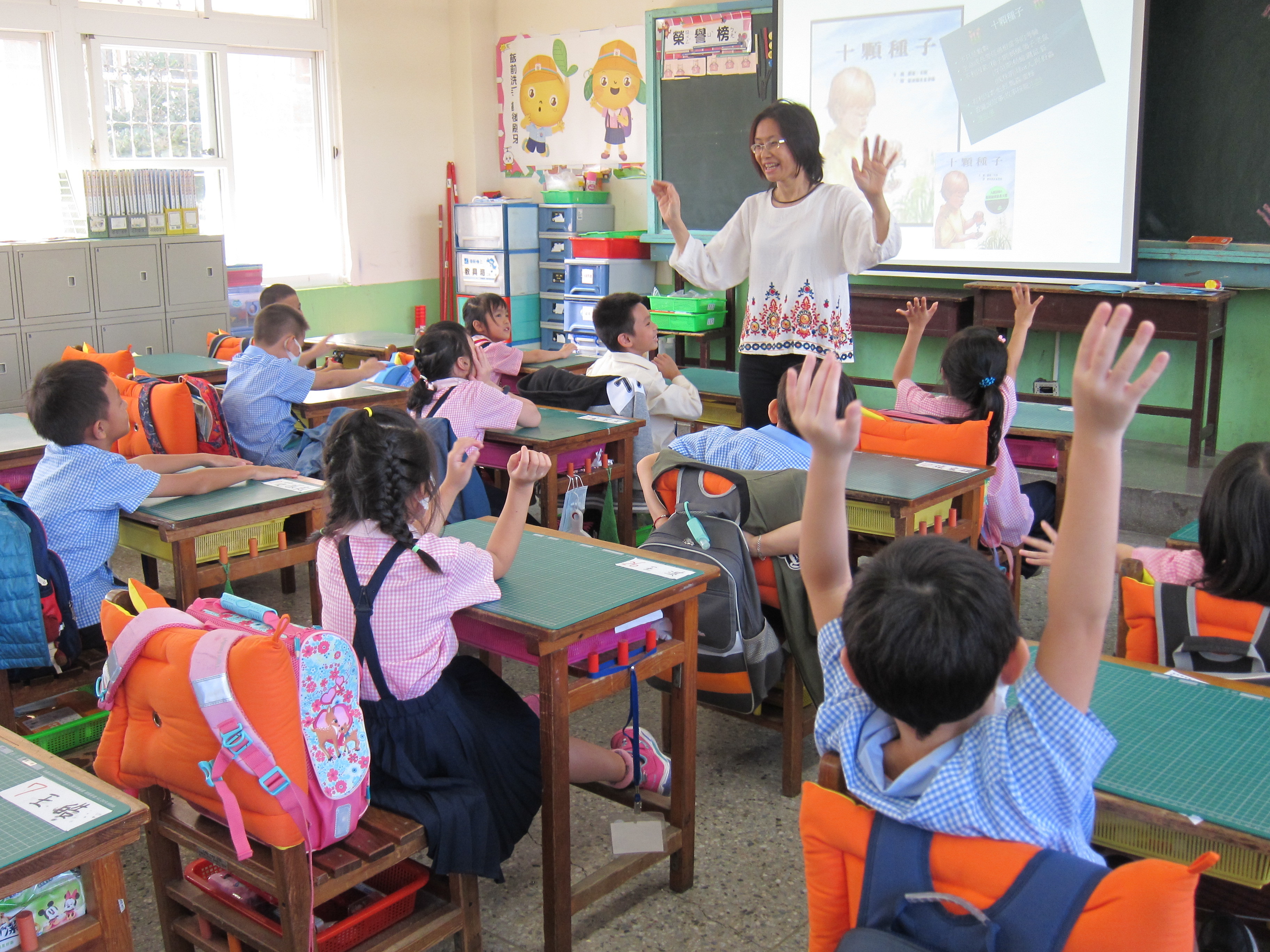 永和國小客語老師黃旭霞在課堂上，以聲音表情搭配肢體動作來吸引小朋友的注意，開啟學習客語的意願。