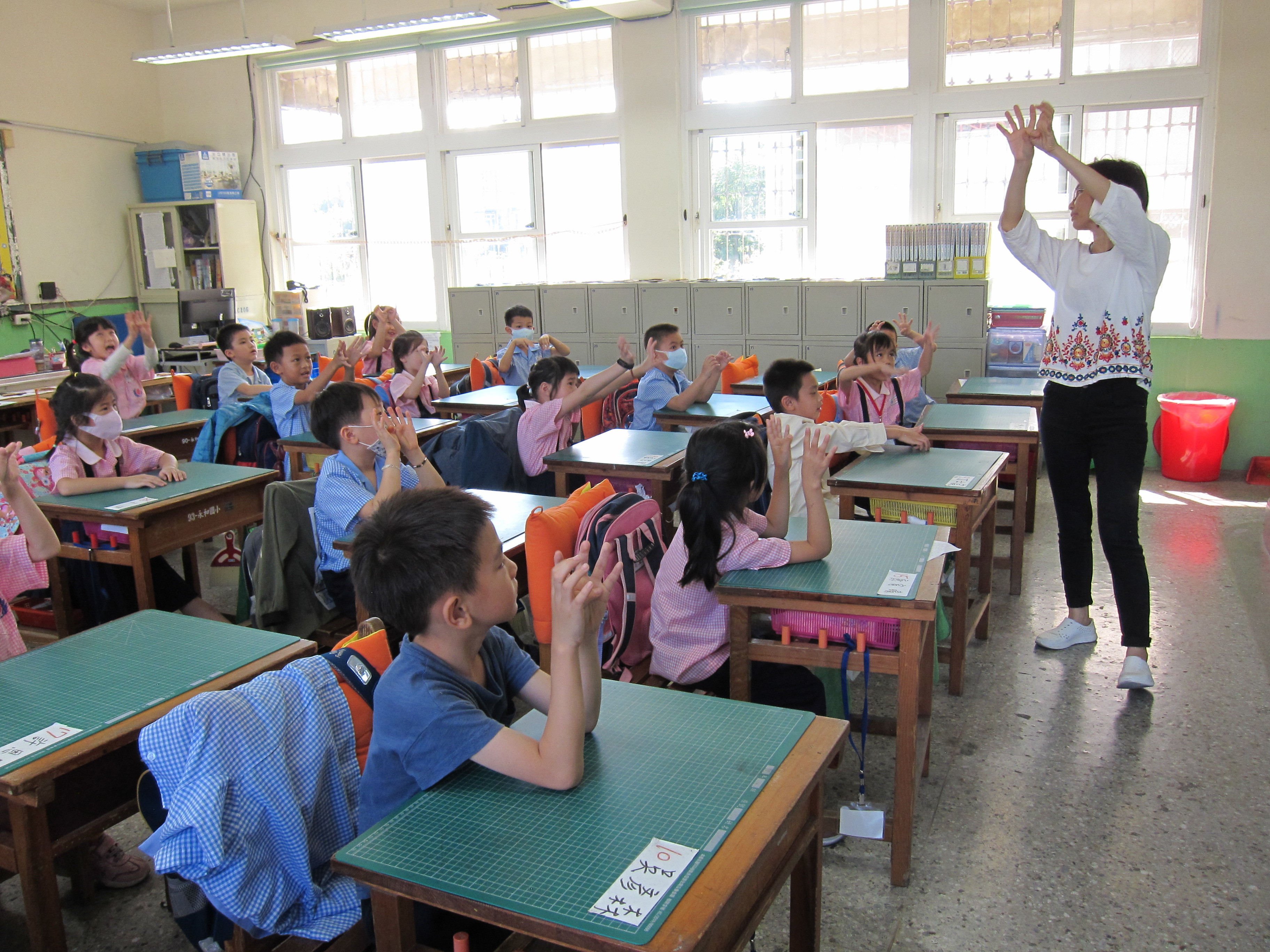 永和國小客語老師黃旭霞在課堂上，以聲音表情搭配肢體動作來吸引小朋友的注意，開啟學習客語的意願。