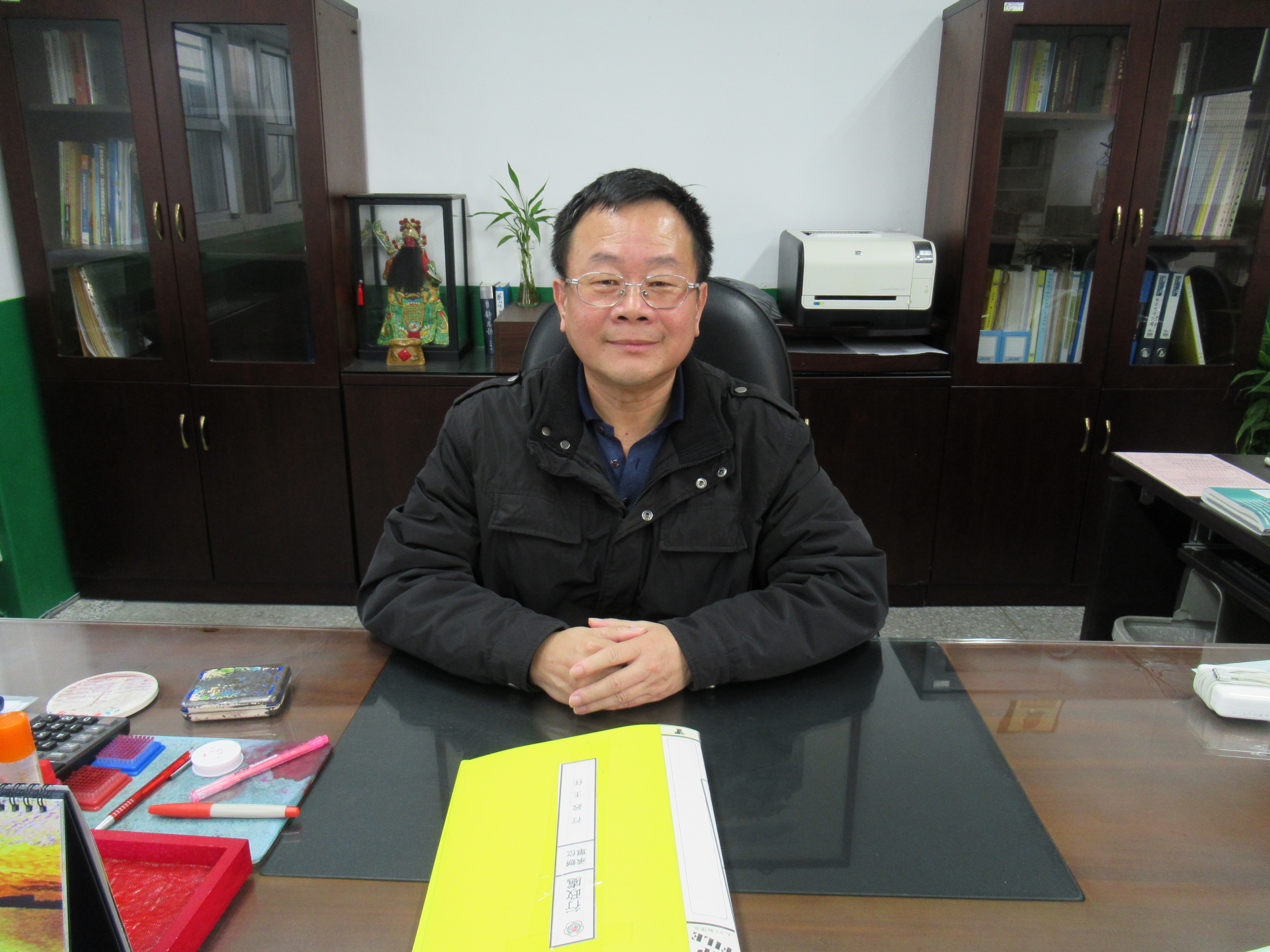 永和國小校長曾燕春榮獲108年度客委會「推動客語教學績優人員」的肯定，他強調，希望學生能多多學習其他本土語言，他歡迎學生使用閩南語、客家語或原住民語和師長對話問好，讓不同語言都能在校園內繽紛綻放。