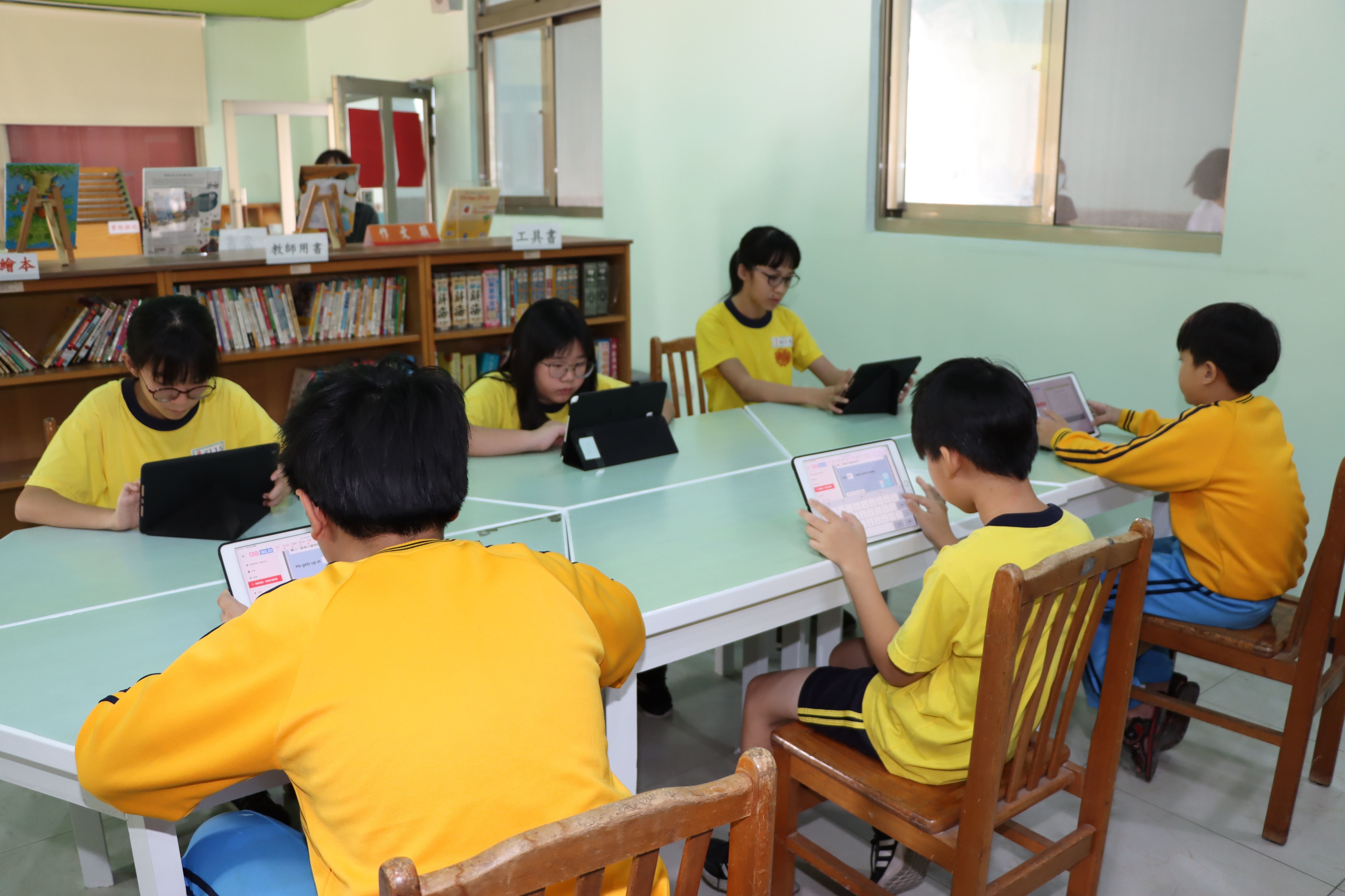學童們以平板電腦線上學習（圖片來源：苗栗縣媒體事務中心）