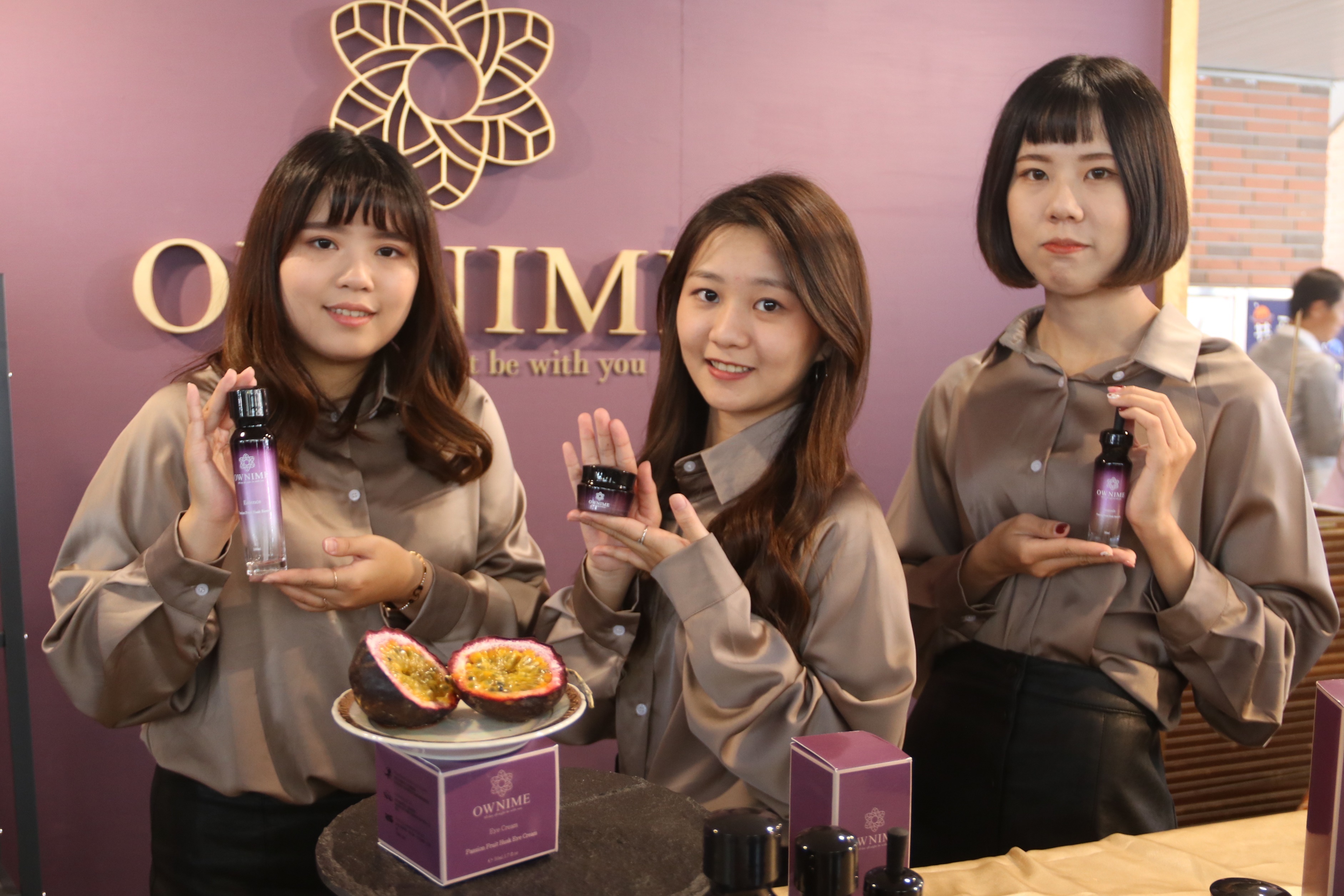 弘光科大妝品系學生使用百香果研發保養品