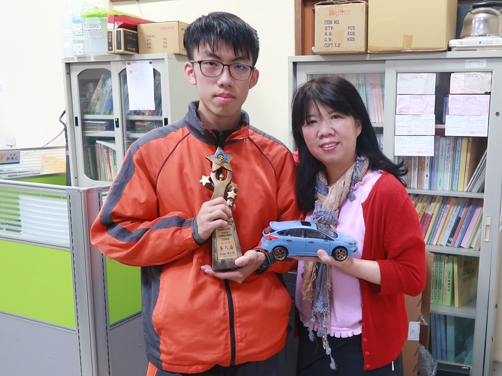 桂廉凱與媽媽合影