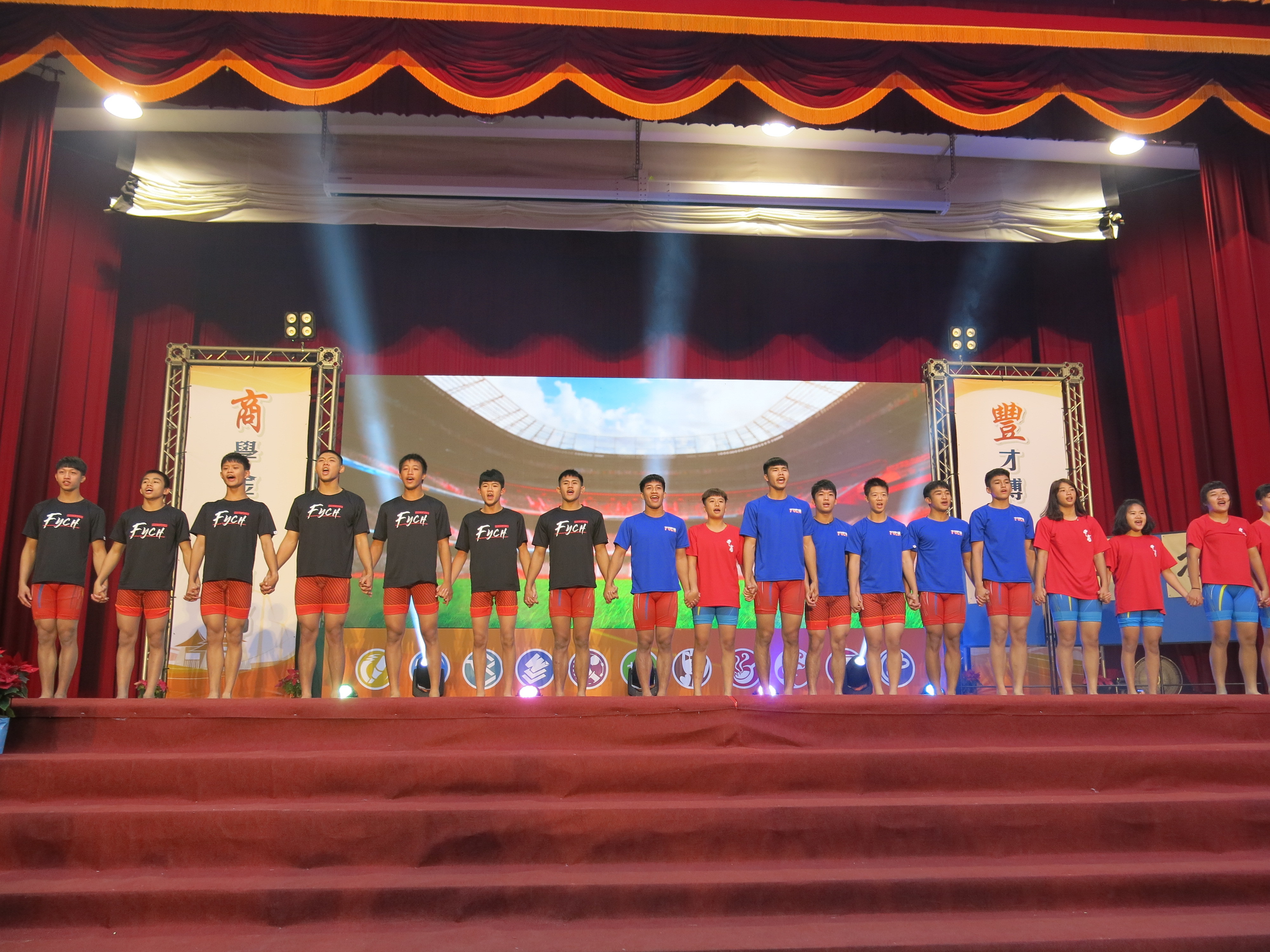 豐原高商角力隊的開幕演出「翻‧轉人生」博得滿堂彩