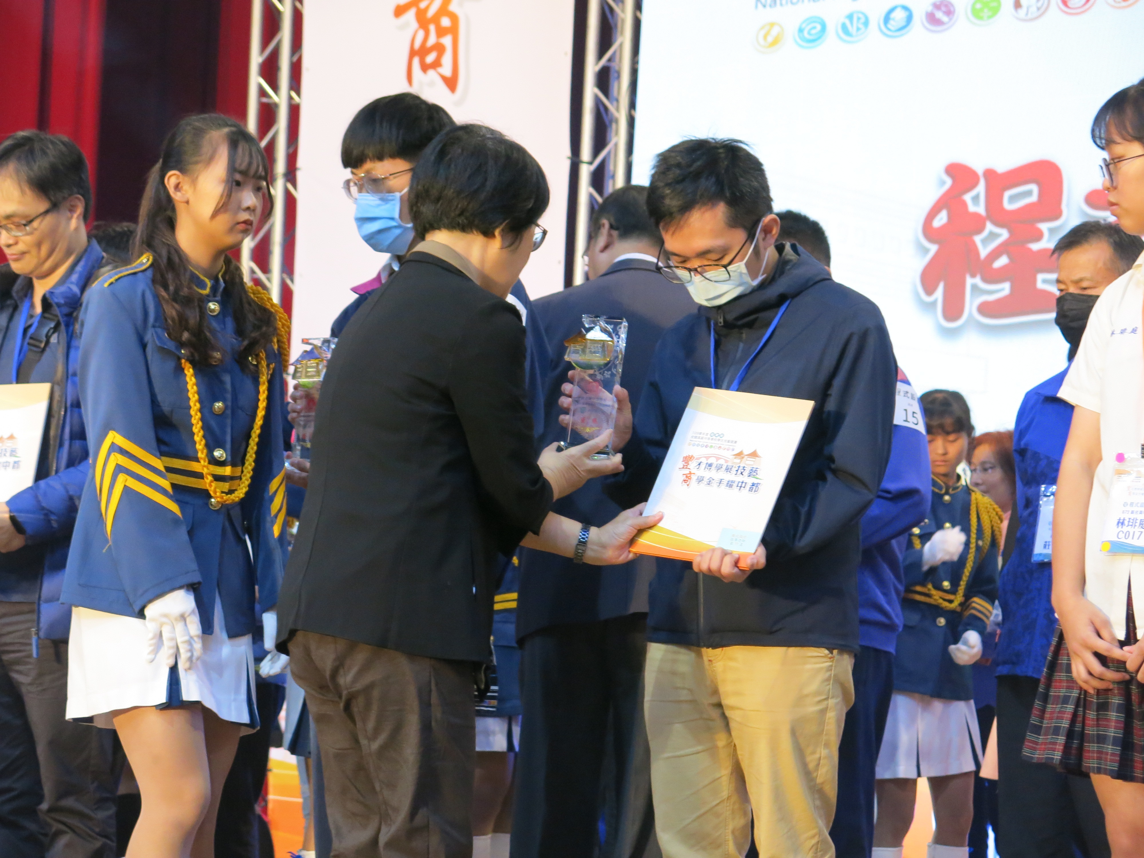 國教署副署長戴淑芬頒獎恭喜入圍選手