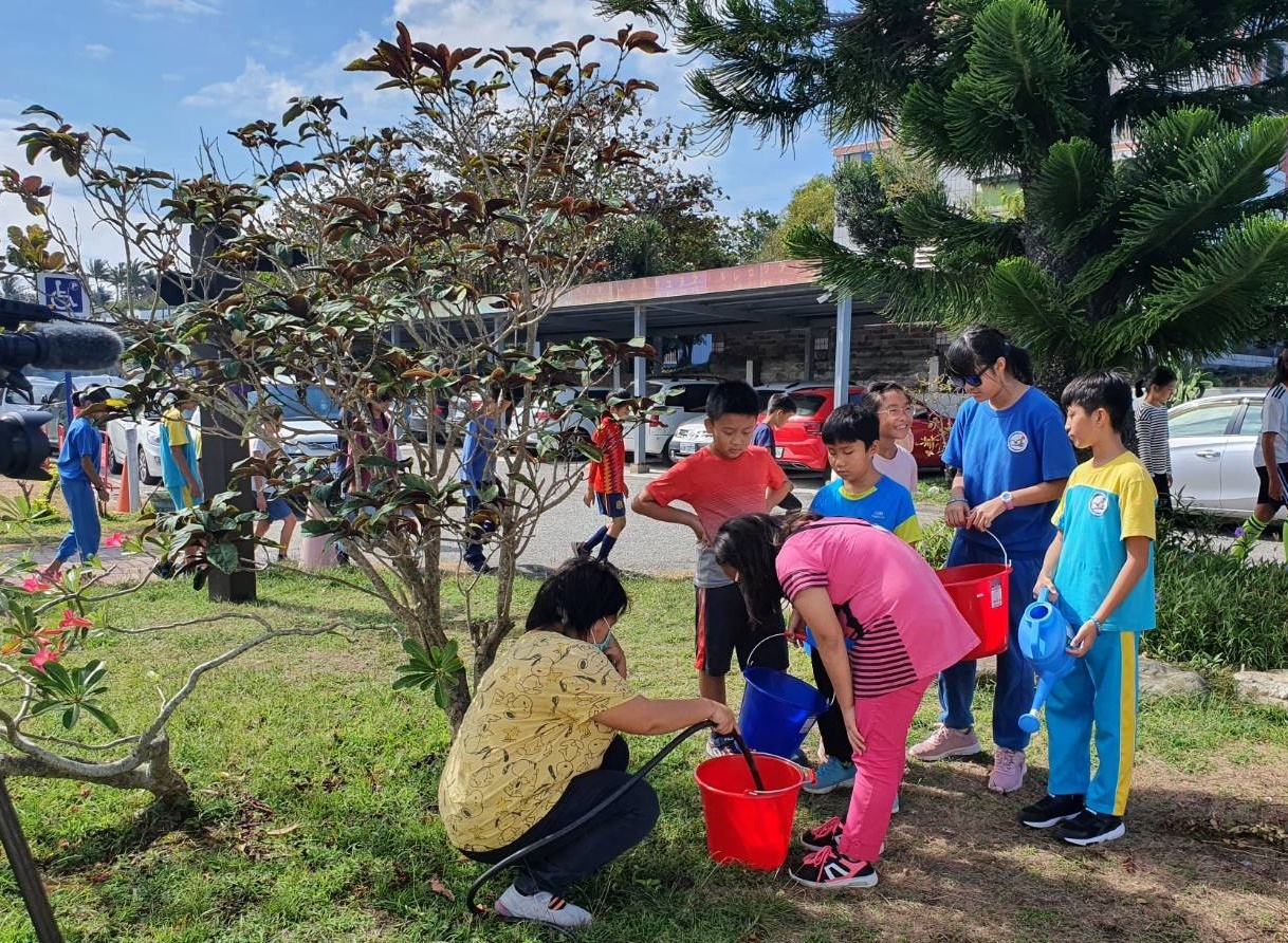 富山實小獲民間企業捐贈11棵佛光樹，不僅讓稀有原生樹種回到家鄉，未來學校也將運用自然掉落的樹枝及樹葉發展文創課程。