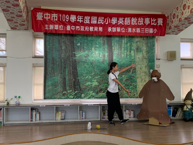 參賽學童以肢體動作增加故事豐富度（圖片來源：臺中市教育局）