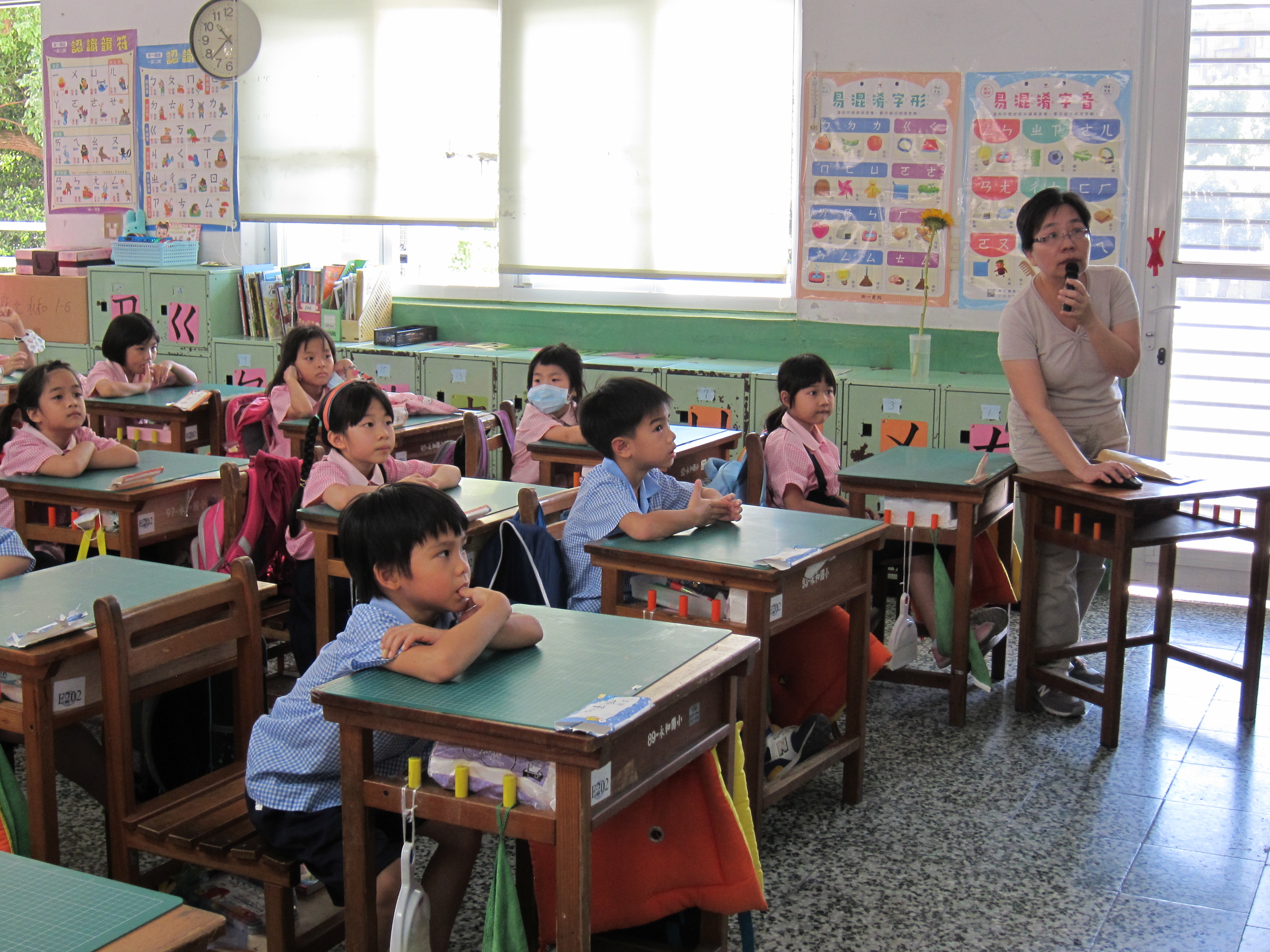 新北市永和國小在一、二年級的彈性學習課程當中融入客語教學，由客語老師和班級導師共同授課。