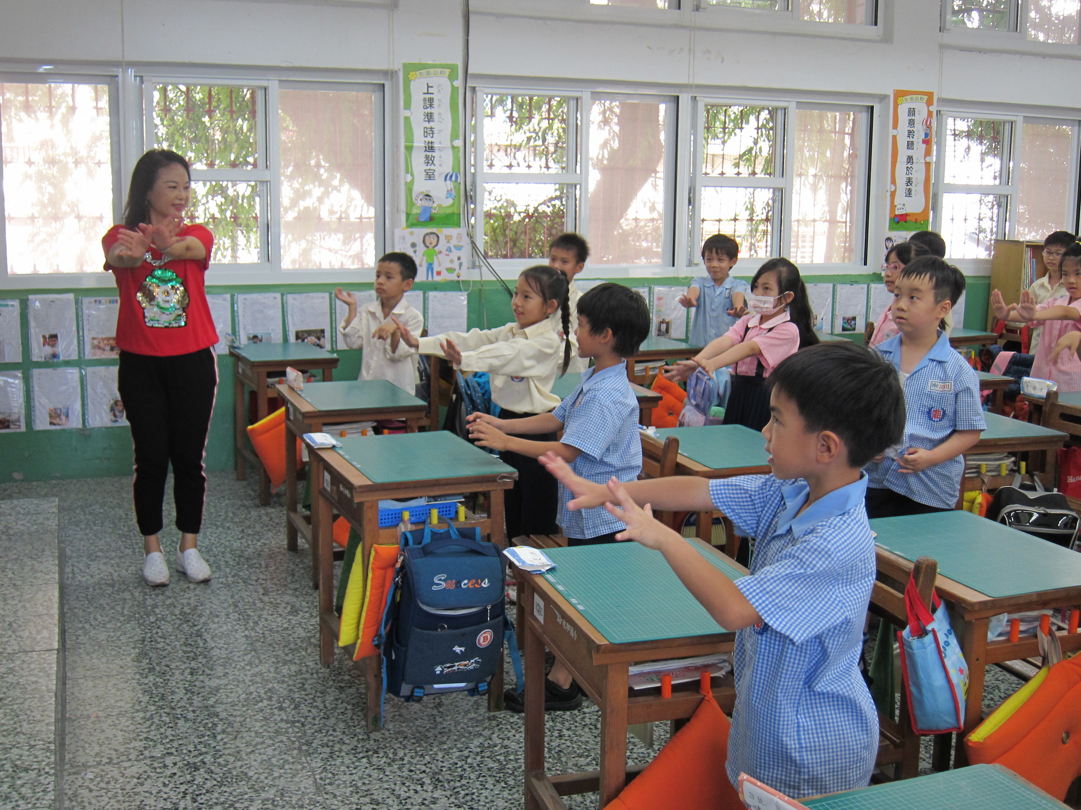 新北市永和國小在一、二年級的彈性學習課程當中融入客語教學，由客語老師和班級導師共同授課。