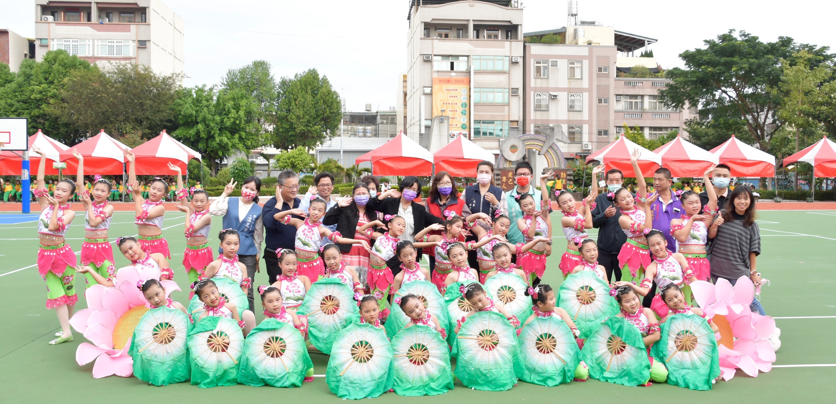 芬園國小PU跑道及綜合球場啟用典禮上舞蹈演出的同學合照 (照片: 彰化縣政府)