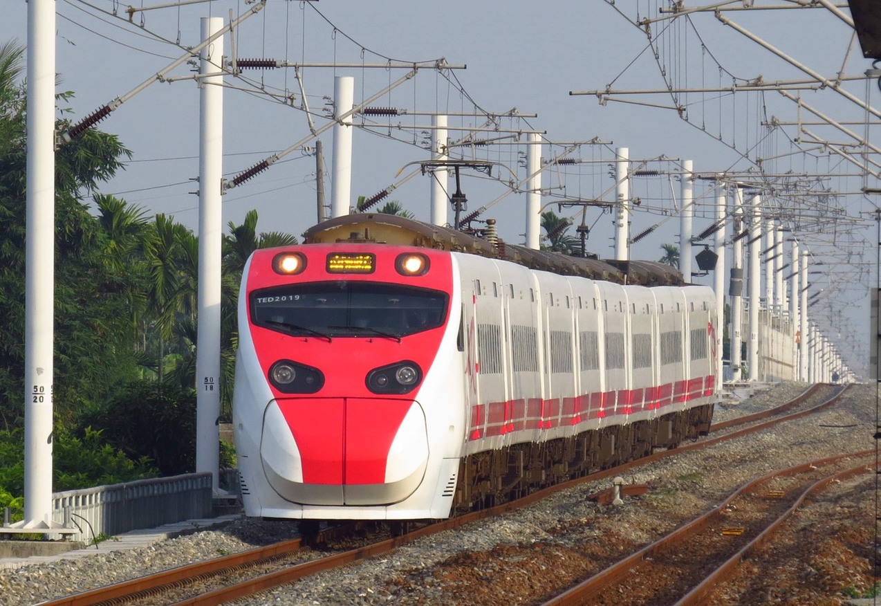 南迴鐵路電氣化工程完工通車，為臺灣鐵路史譜出新的一頁。