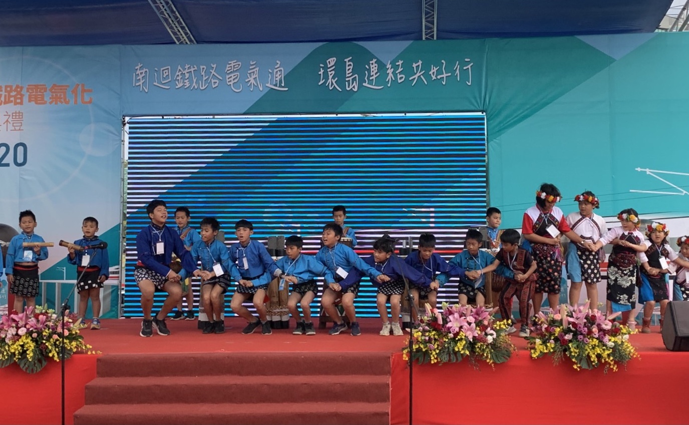 南王國小的小朋友應邀在南迴鐵路通車典禮上表演原住民舞蹈